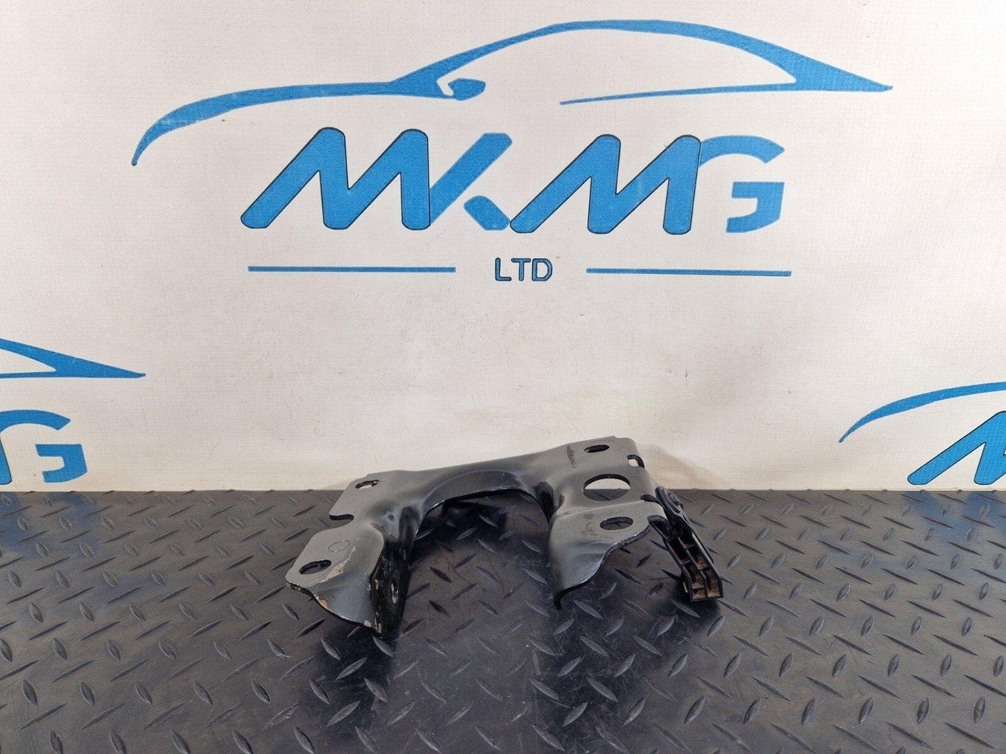 18-ON MERCEDES BENZ A CLASS W177 MAIN FLOOR LEFT SIDE N/S HOLDER BRACKET MOUNT
