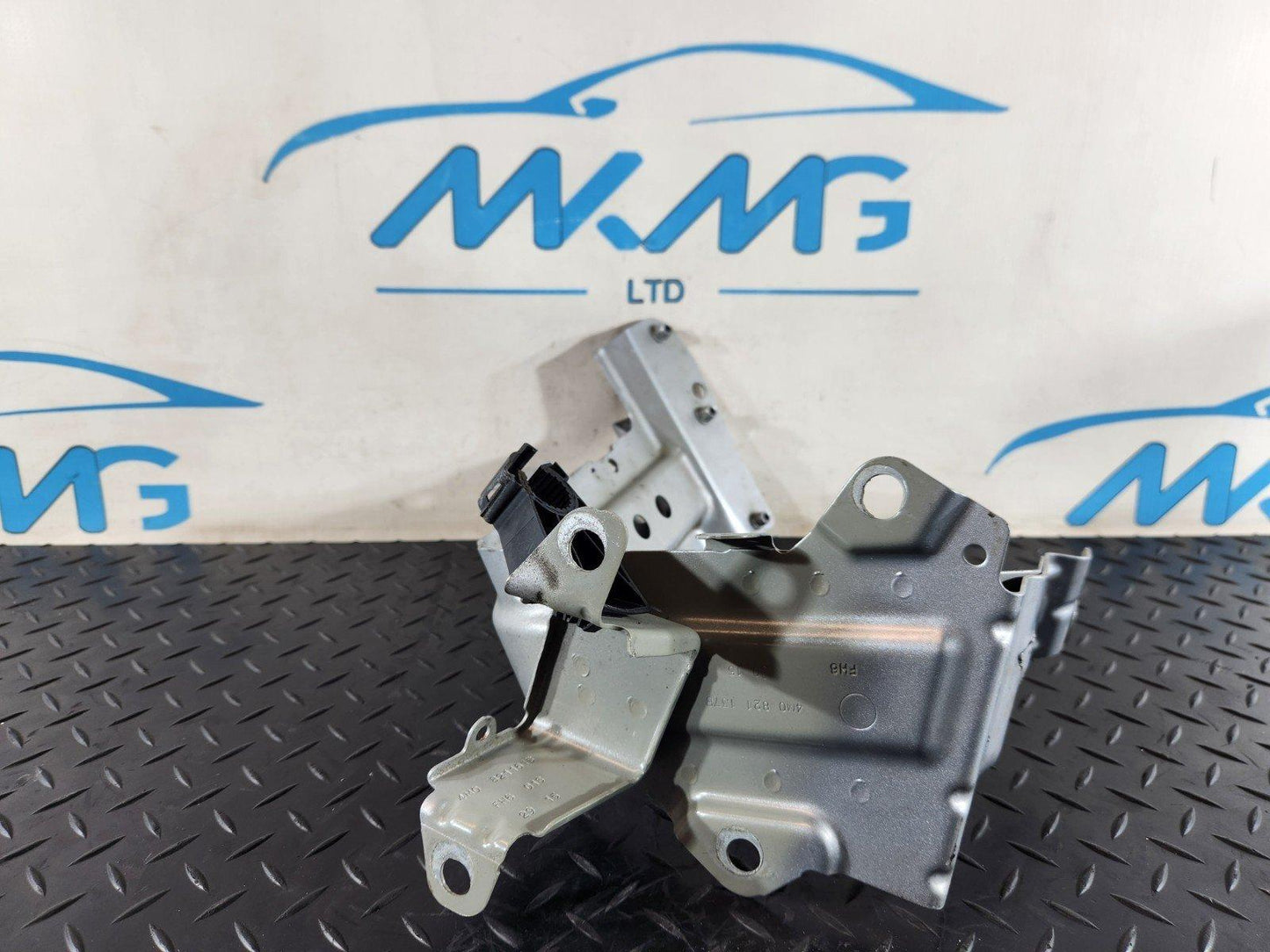 16-20 AUDI Q7 4M FRONT LEFT N/S WING BRACKET HOLDER 4M0821137B 4M0821161B