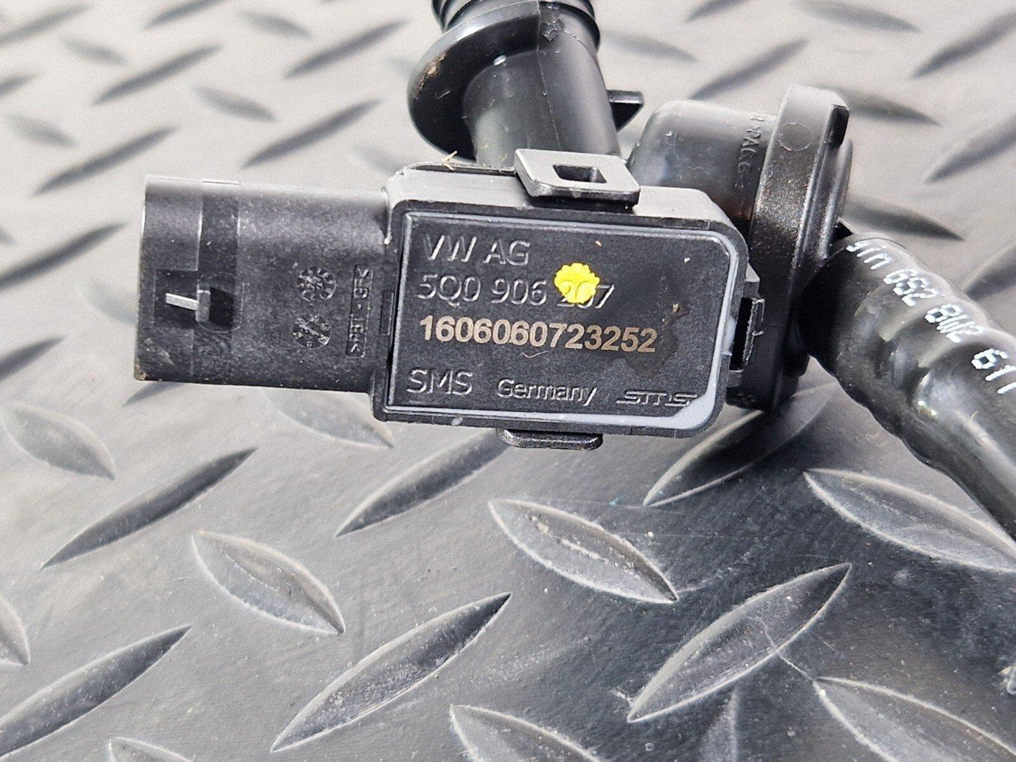 16-19 AUDI A4 AVANT B9 3.0 TDI S-LINE VACUUM HOSE PIPE 8W0611933G