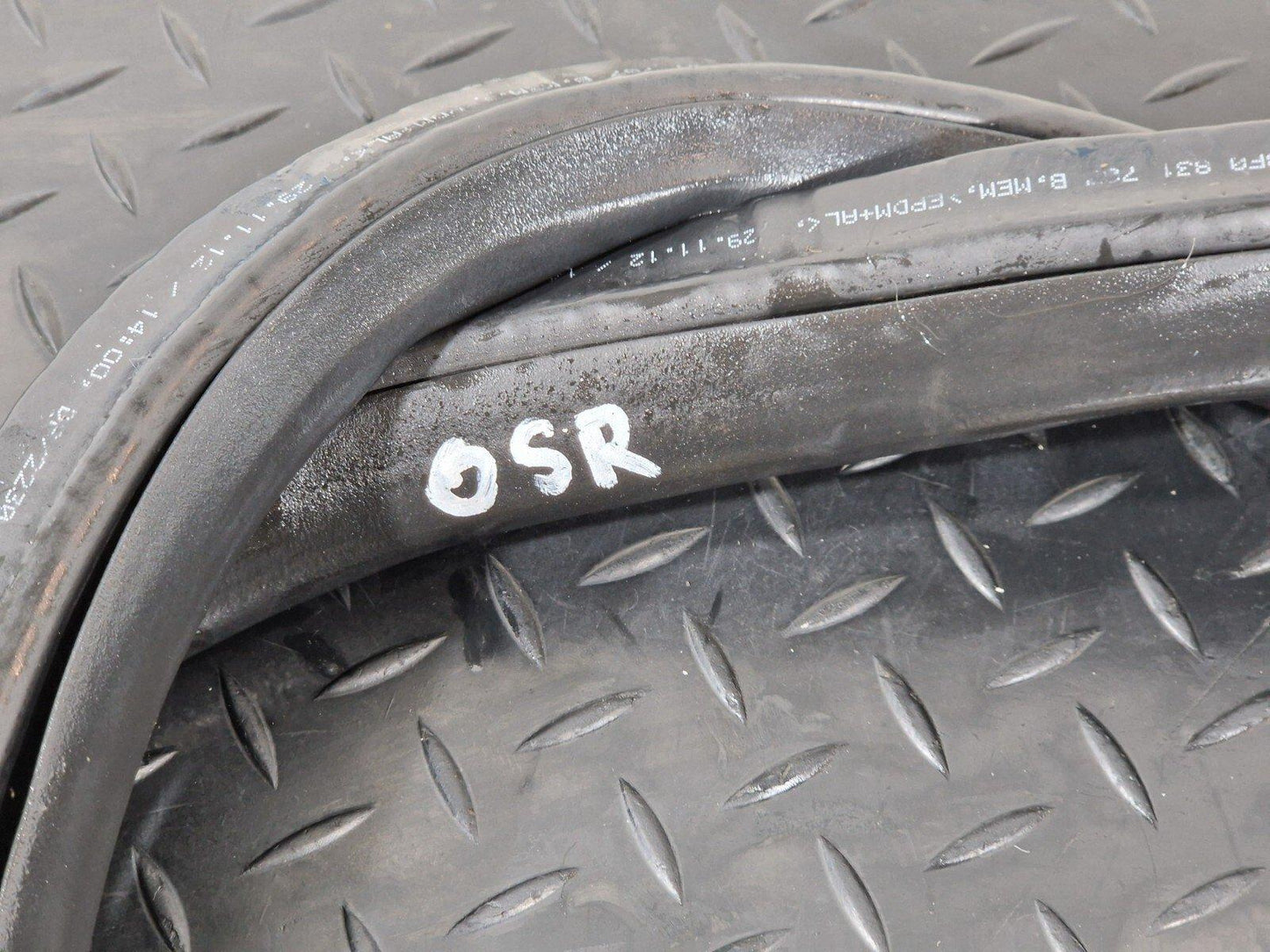 12-17 AUDI S5 CONVERTIBLE FRONT LOWER DOOR SEAL FITS LEFT & RIGHT 8F0831707B