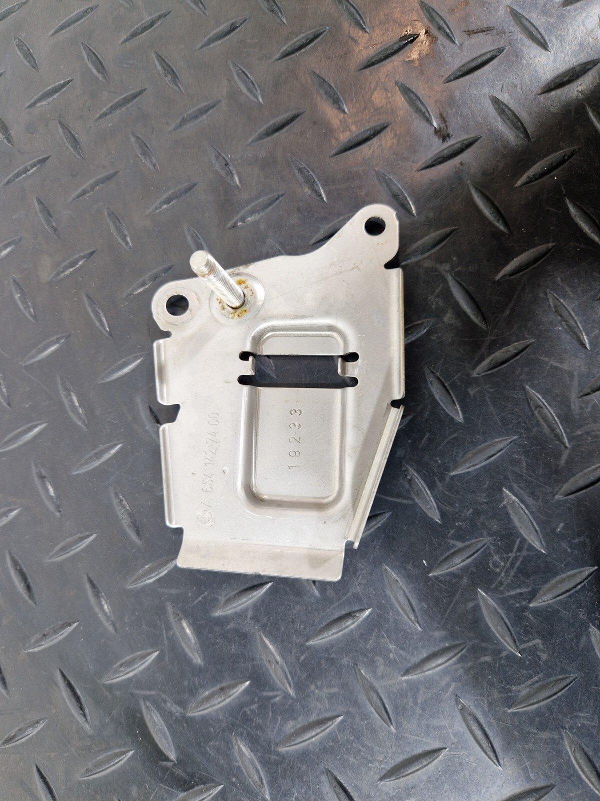 18-ON MERCEDES A CLASS W177 PARTICULATE FILTER PRESSURE SENSOR MOUNT A6541427400