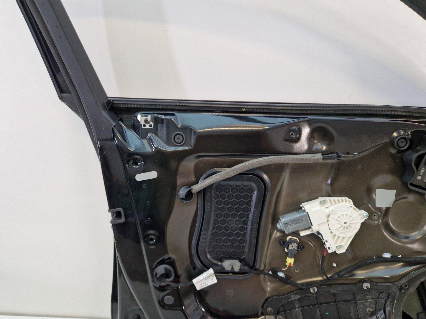 12-18 AUDI A6 C7 GENUINE FRONT LEFT N/S COMPLETE DOOR BLACK (NEEDS REPAINTING)