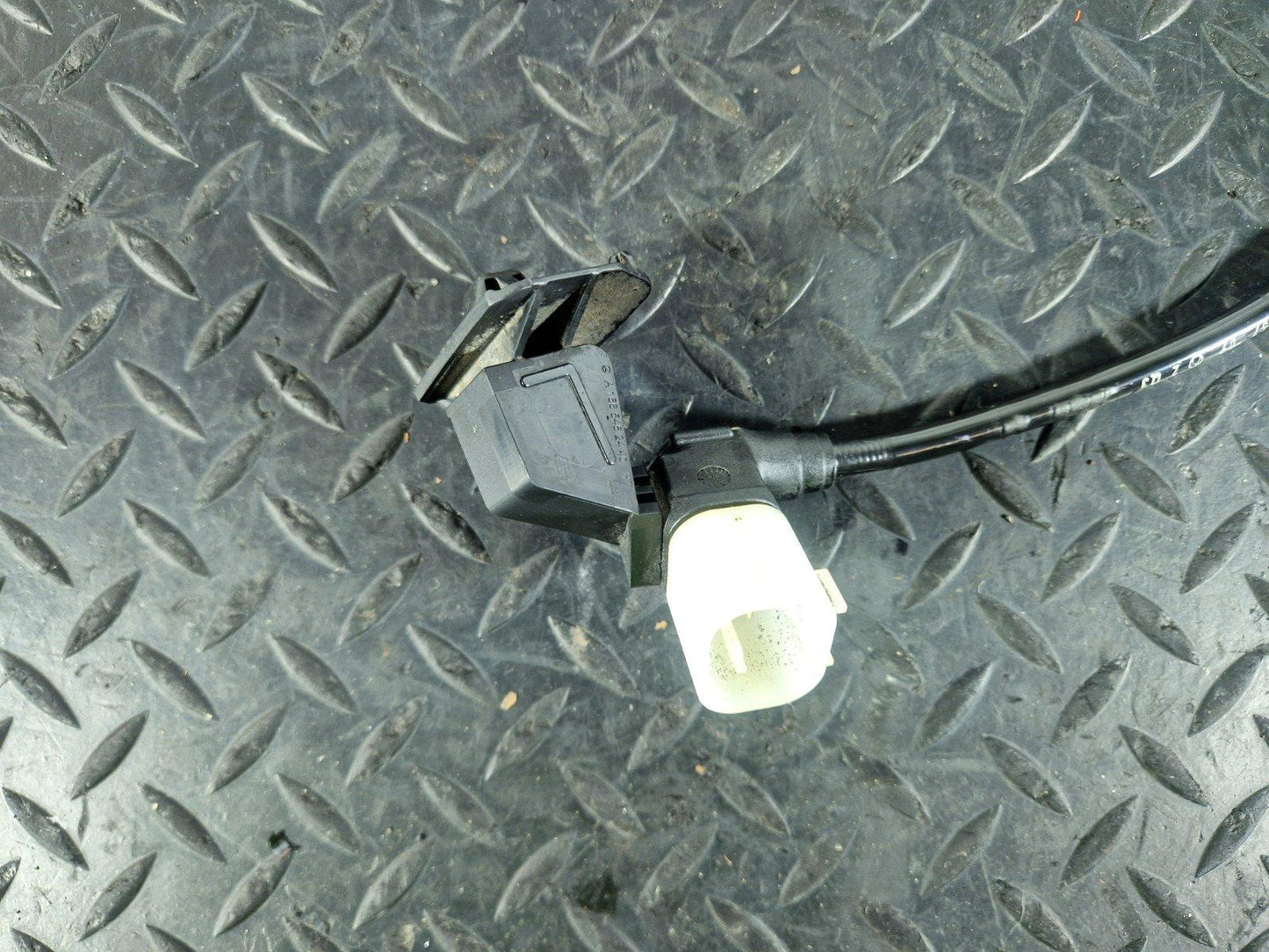 11-19 MERCEDES BENZ ML W166 REAR LEFT BRAKE CALIPER PAD WEAR SENSOR A1665405709