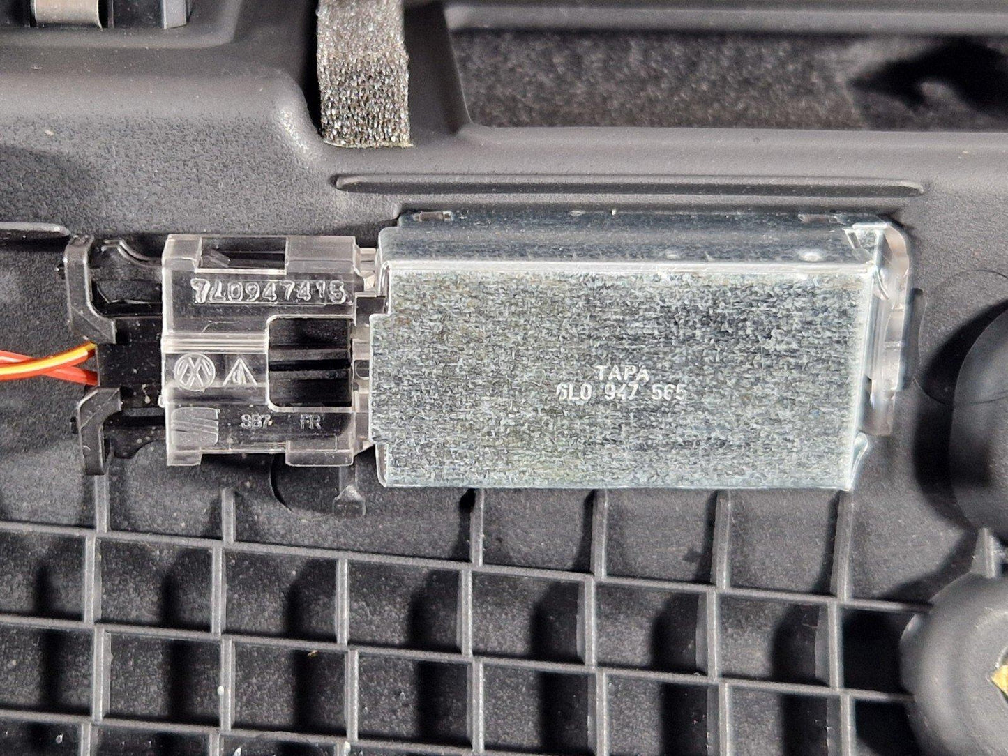 16-19 AUDI A4 B9 GENUINE DASHBOARD GLOVE BOX 8W2857035