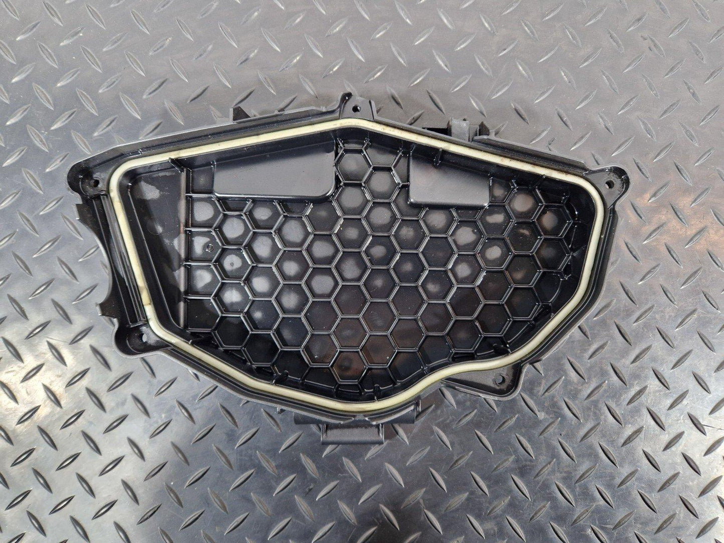 12-18 AUDI A6 C7 GENUINE HOUSING FOR CONTROL UNITS 4G2907613B