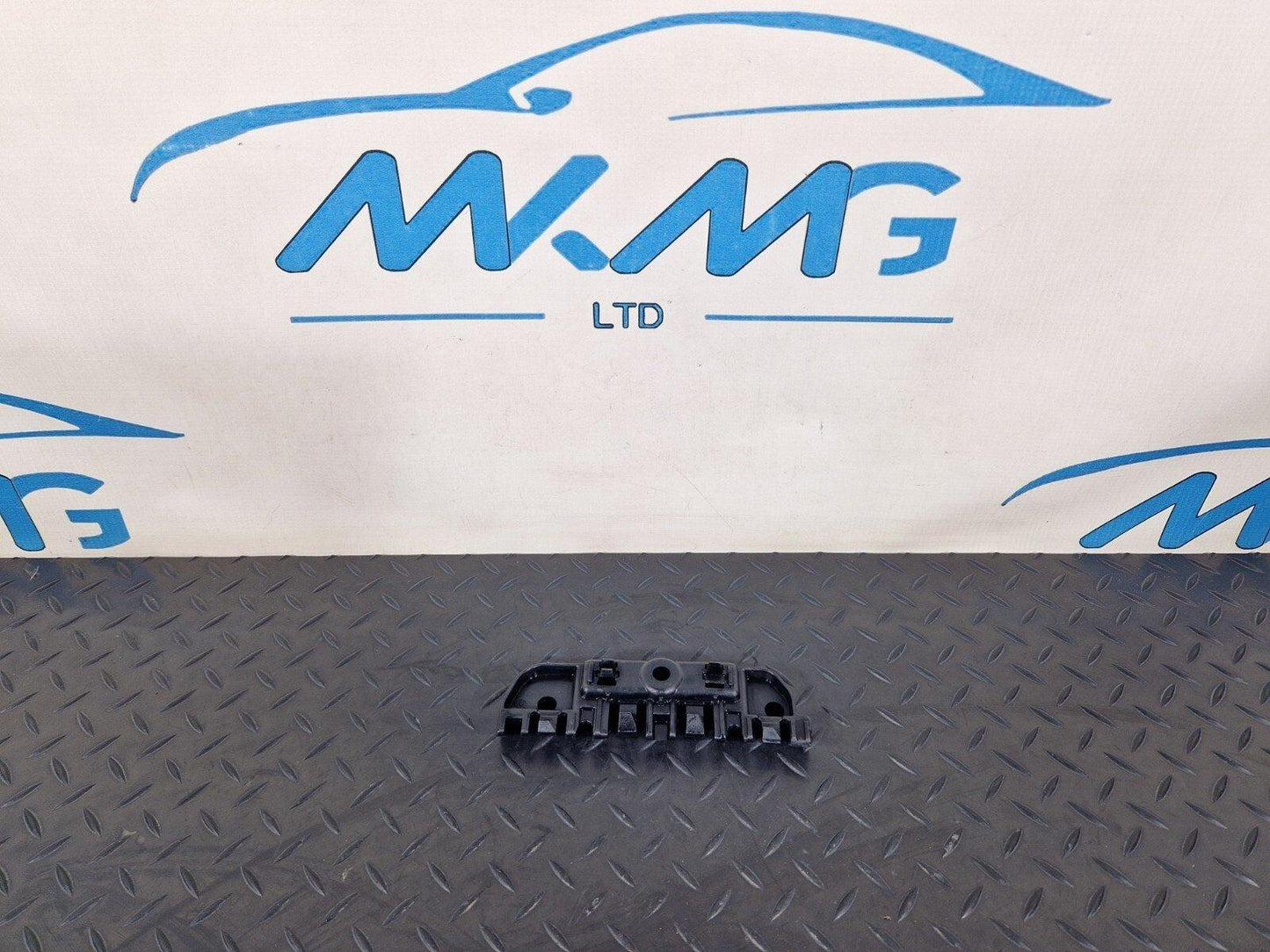 15-18 AUDI A7 4G OEM FRONT RIGHT SIDE SIDESKIRT HOLDER 4G8853922D