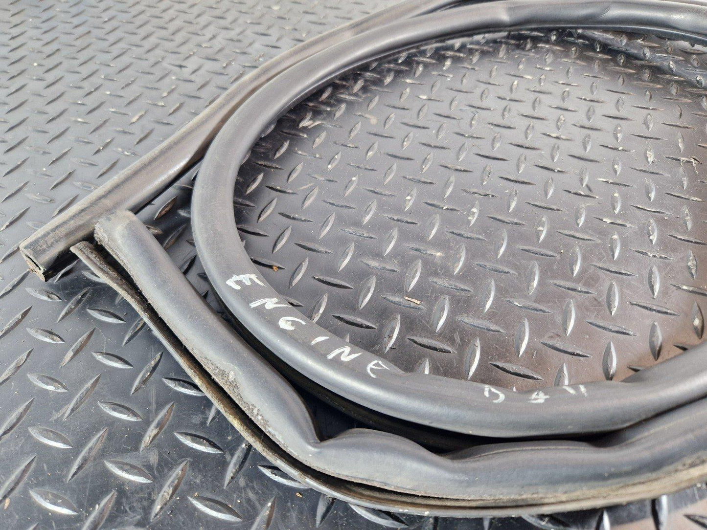 10-18 VW TOUAREG 7P GENUINE ENGINE RUBBER SEAL 7P6823707A