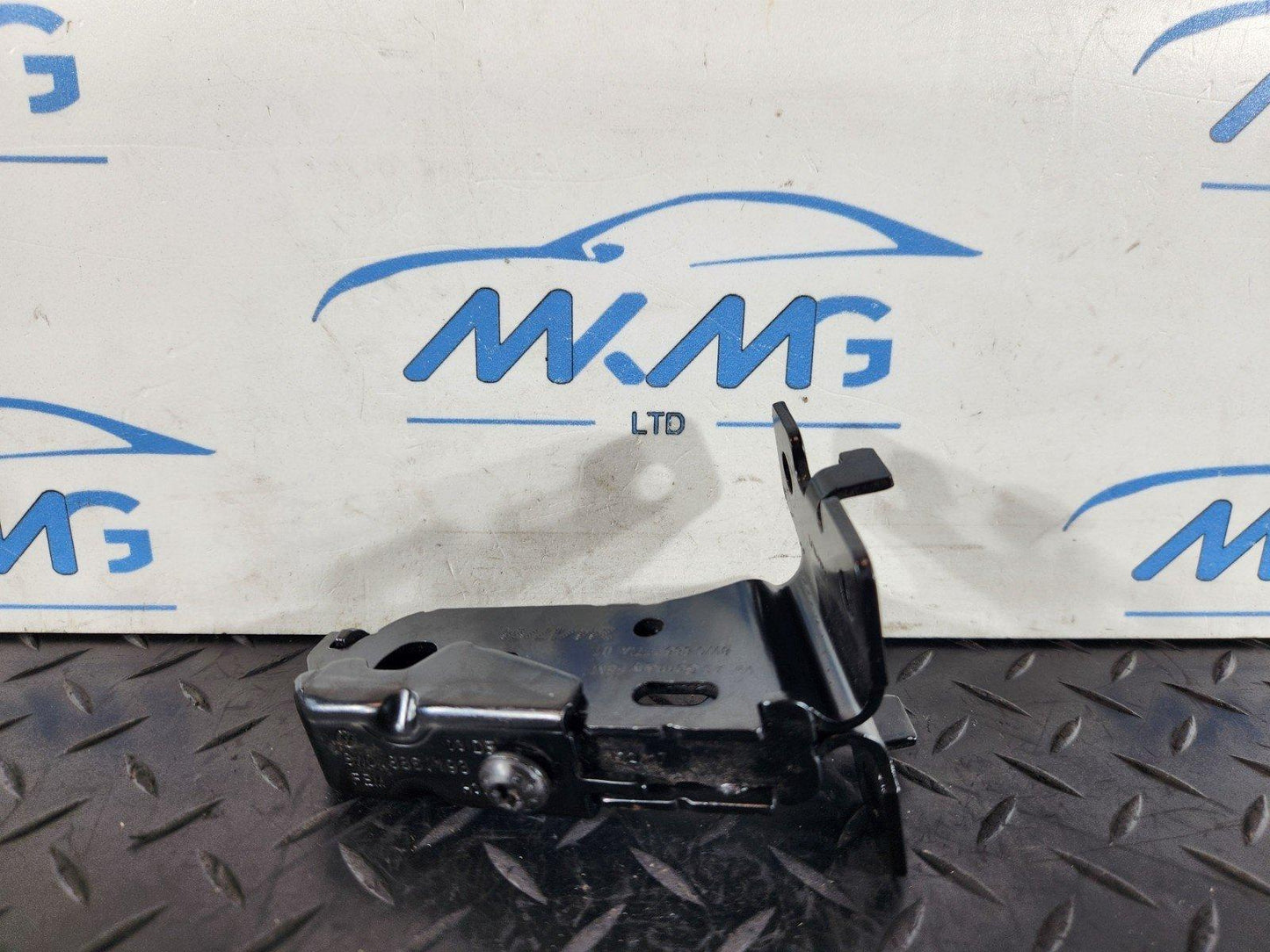 16-19 AUDI A4 B9 GENUINE OEM REAR CENTRE SEAT BRACKET MOUNT 8W0886177A