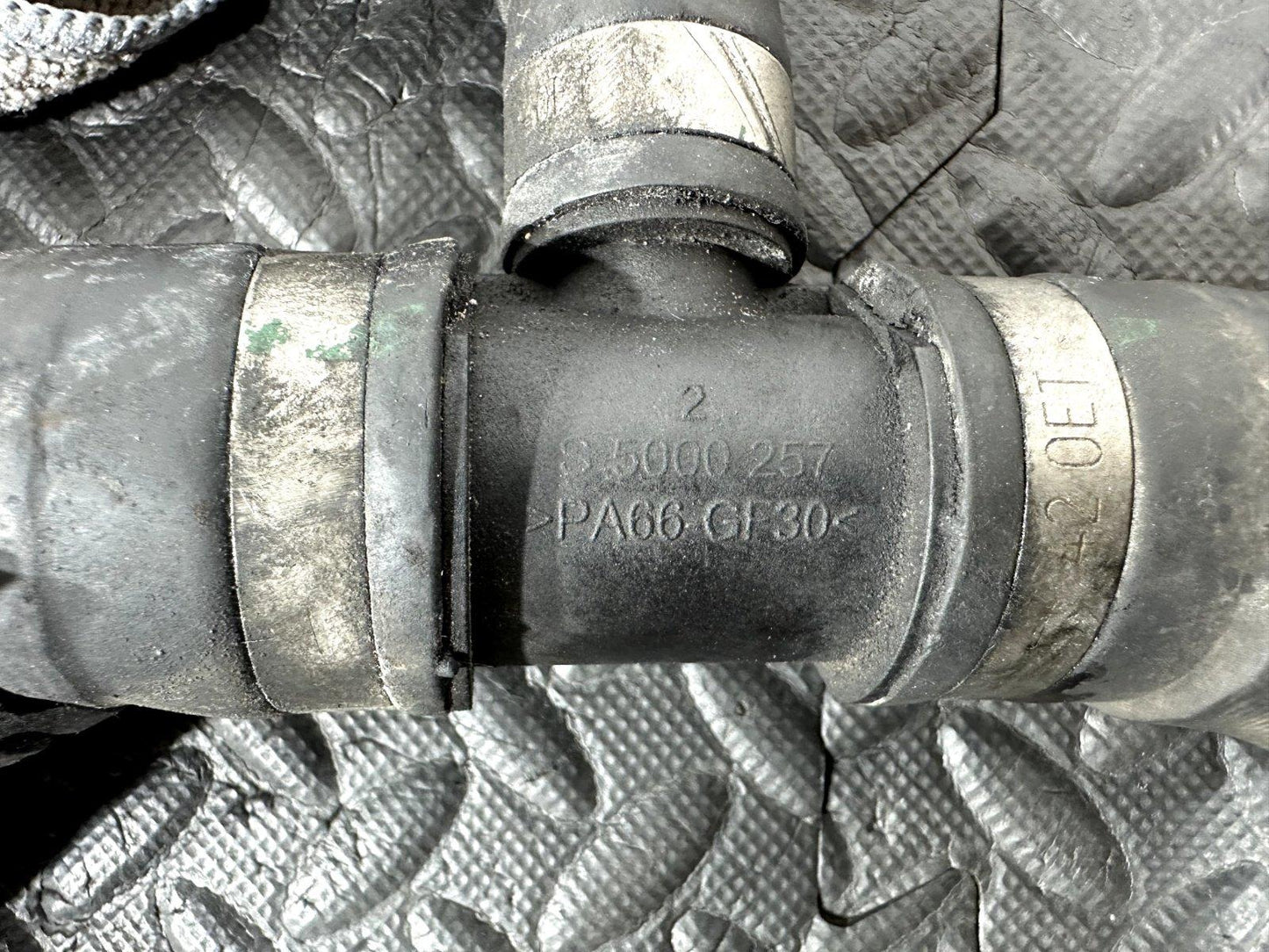 12-18 MERCEDES A CLASS W176 1.5CDI OM607 GENUINE WATER COOLANT PIPE A2465011556
