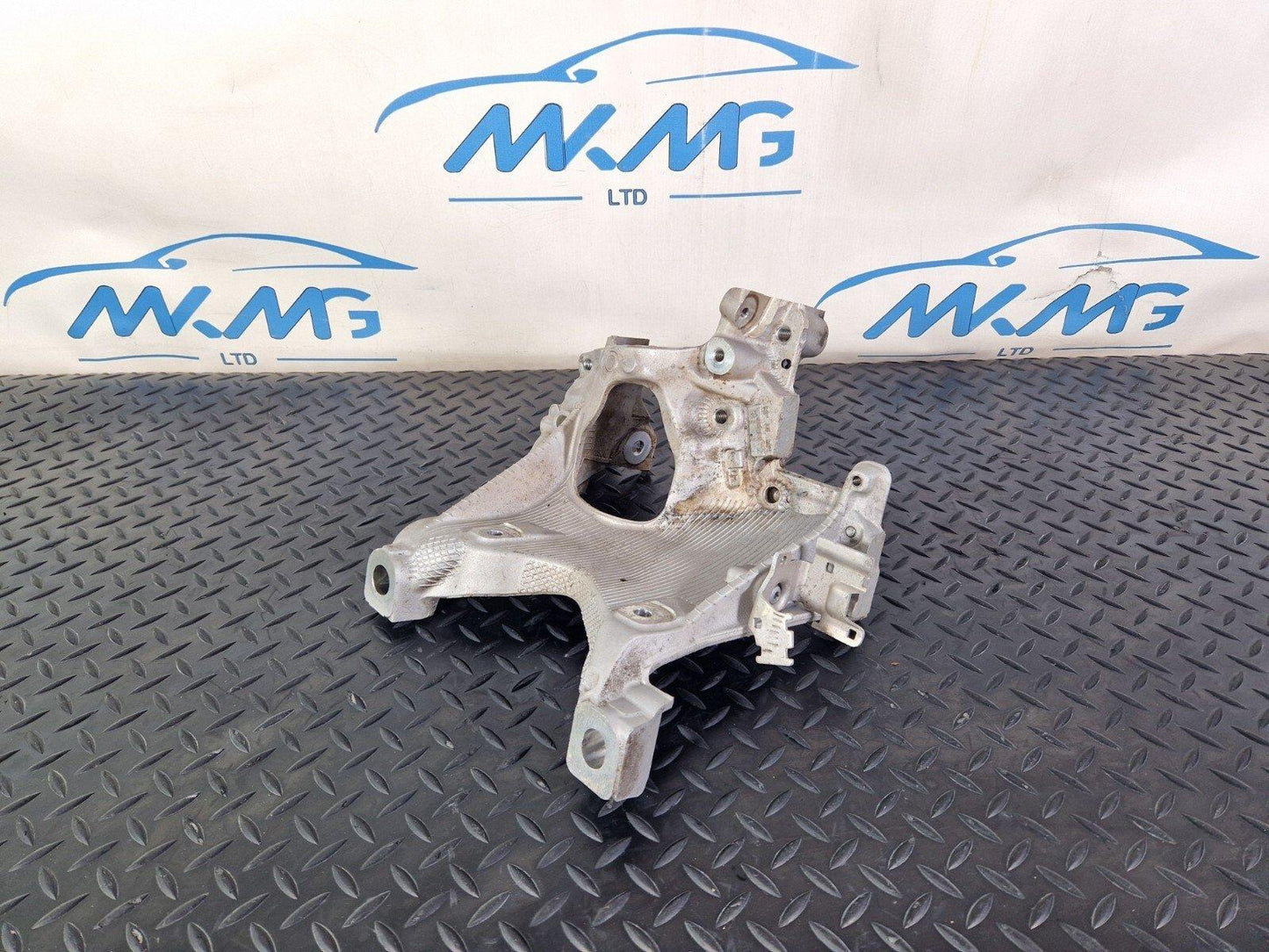 16-19 AUDI A4 B9 GENUINE OEM FRONT RIGHT SIDE SUBFRAME BRACKET MOUNT 8W0399296E