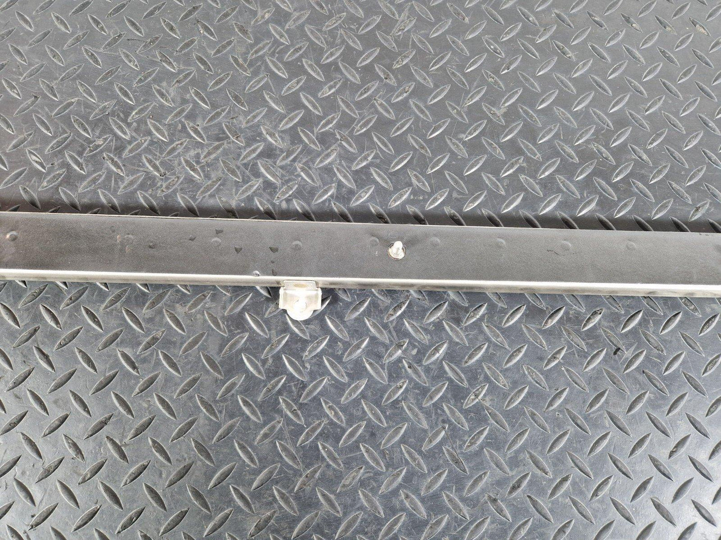 14-23 MERCEDES BENZ VITO W447 MIDDLE RIGHT SLIDING DOOR RUNNER GUIDE A4477662200