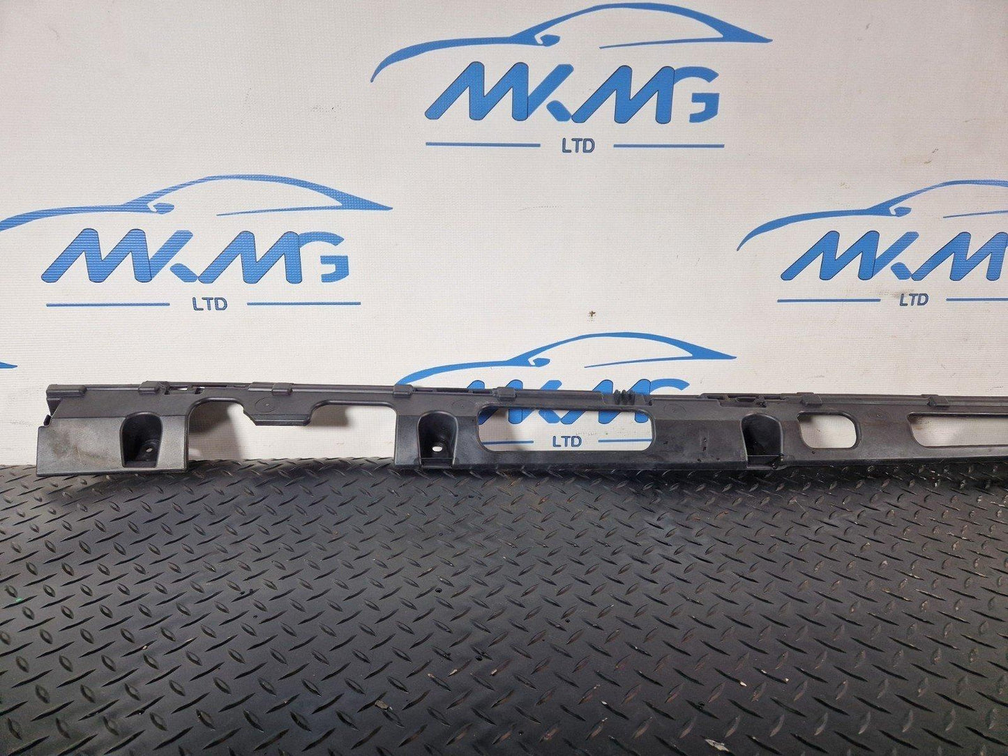 11-19 MERCEDES BENZ ML W166 OEM RIGHT SIDE SKIRT TRIMMING BRACKET A1666980227