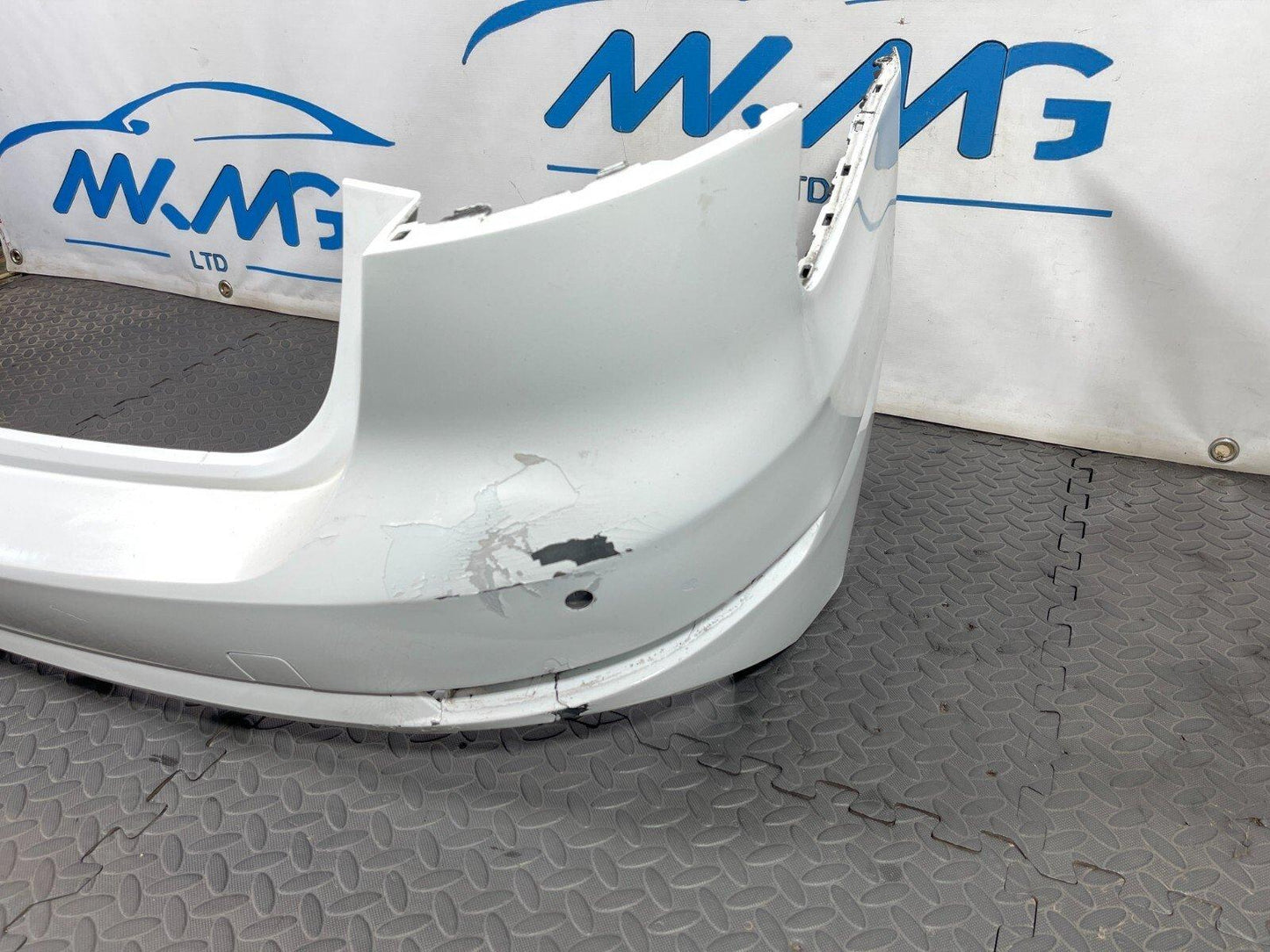 16-19 AUDI A4 B9 ULTRA SE GENUINE REAR BUMPER IN WHITE (DAMAGED)