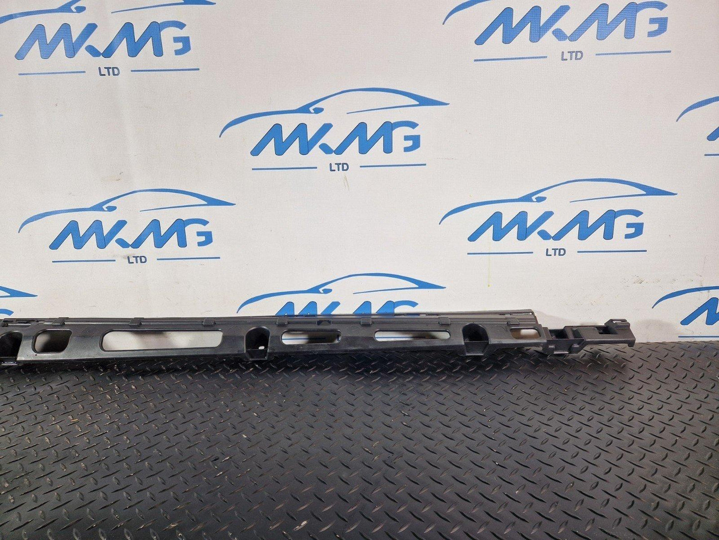 11-19 MERCEDES BENZ ML W166 OEM RIGHT SIDE SKIRT TRIMMING BRACKET A1666980227