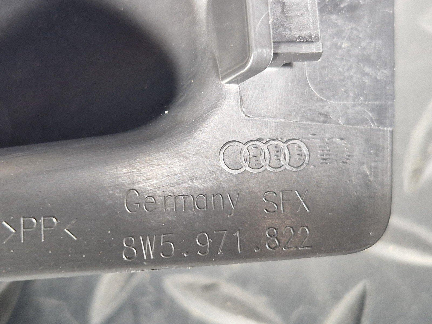 16-19 AUDI A4 B9 GENUINE OEM BOOT LID RIGHT SIDE HINGE TRIM COVER 8W5971822