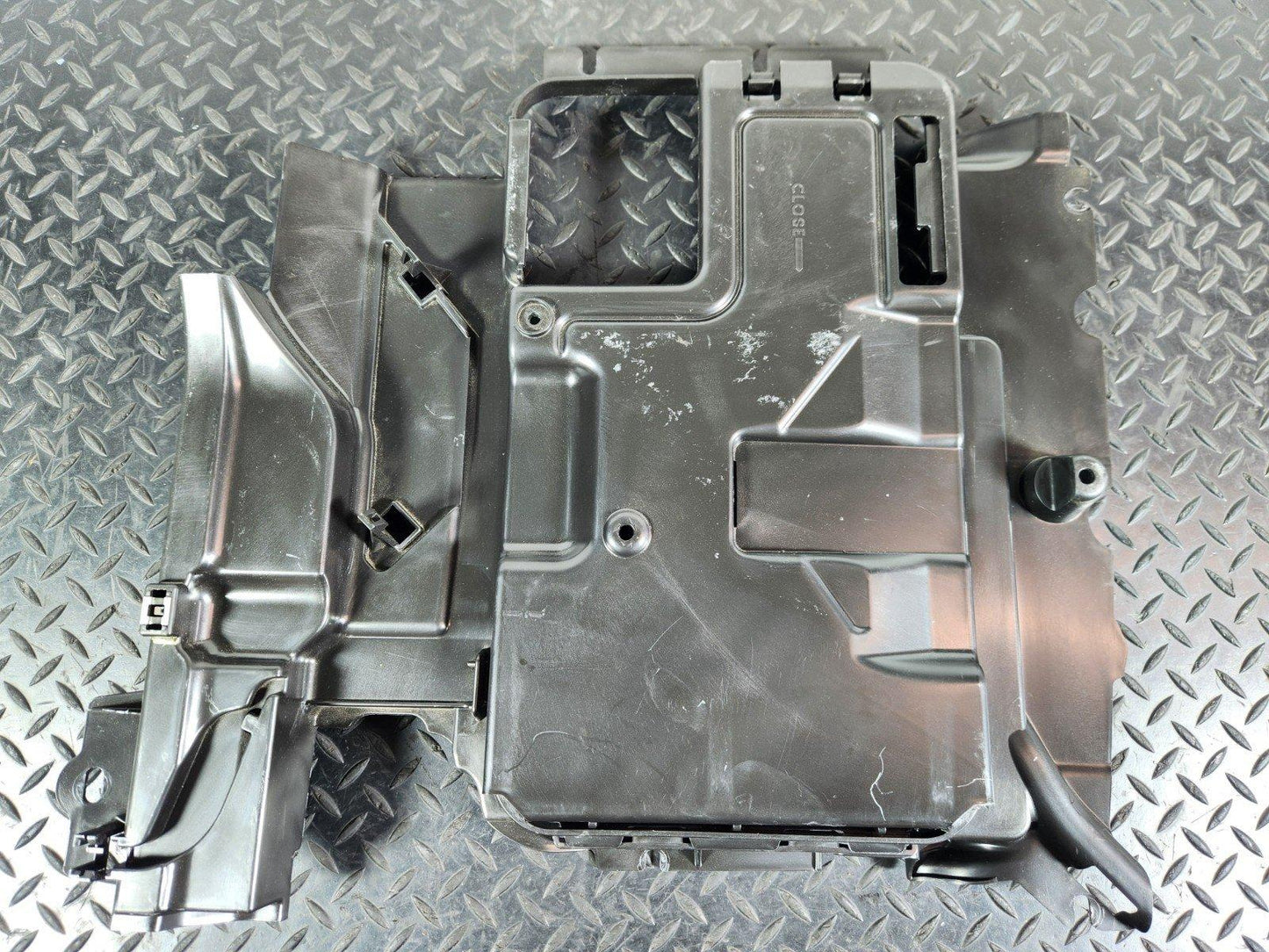 11-19 MERCEDES BENZ ML W166 FRONT FLOOR TRIM COVER BRACKET A1666840018