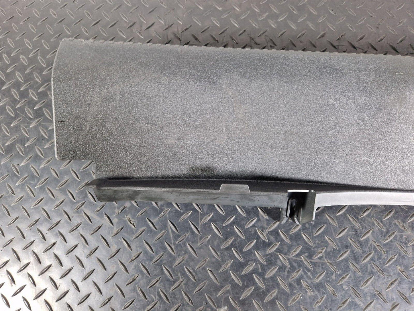 16-19 AUDI A4 B9 GENUINE TAILGATE BOOT LOCK TRIM COVER SILL 8W5863471