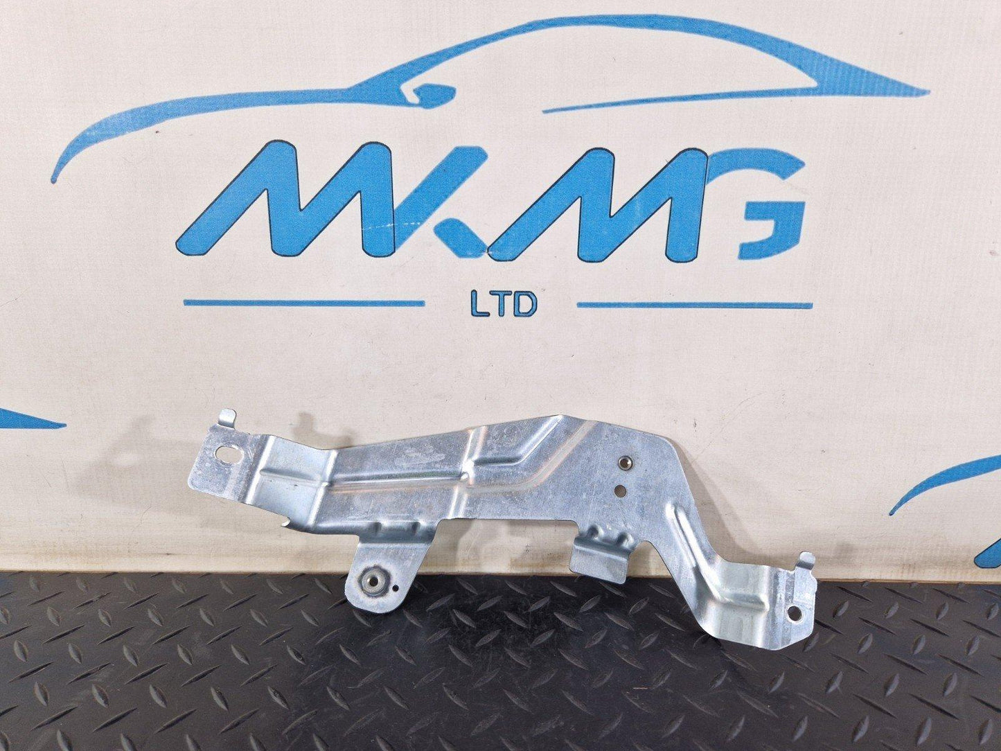 11-19 MERCEDES BENZ ML W166 GENUINE BOOT LINER RIGHT SIDE BRACKET A1668601014