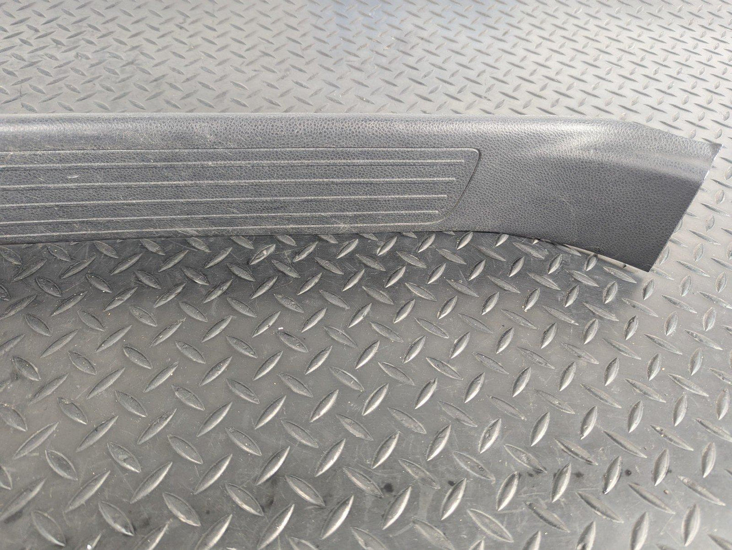 11-19 MERCEDES BENZ ML W166 GENUINE FRONT LEFT UNDERDOOR TRIM A1666801735