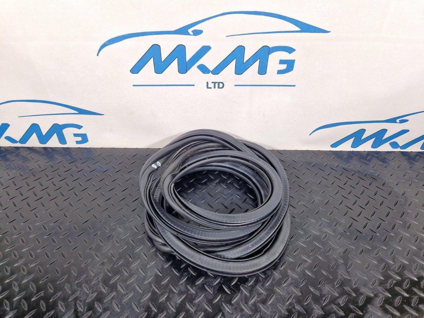 12-18 AUDI A6 C7 REAR LEFT DOOR RUBBER SEAL FITS BOTH LEFT OR RIGHT 4G5833721A