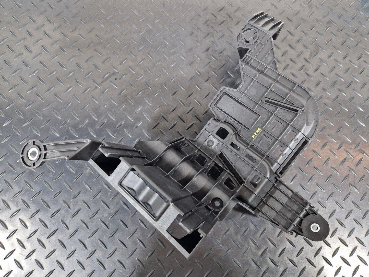 14-21 MERCEDES-BENZ C250D W205 FUSE BOX RELAY MODULE UNIT BRACKET A2055452940