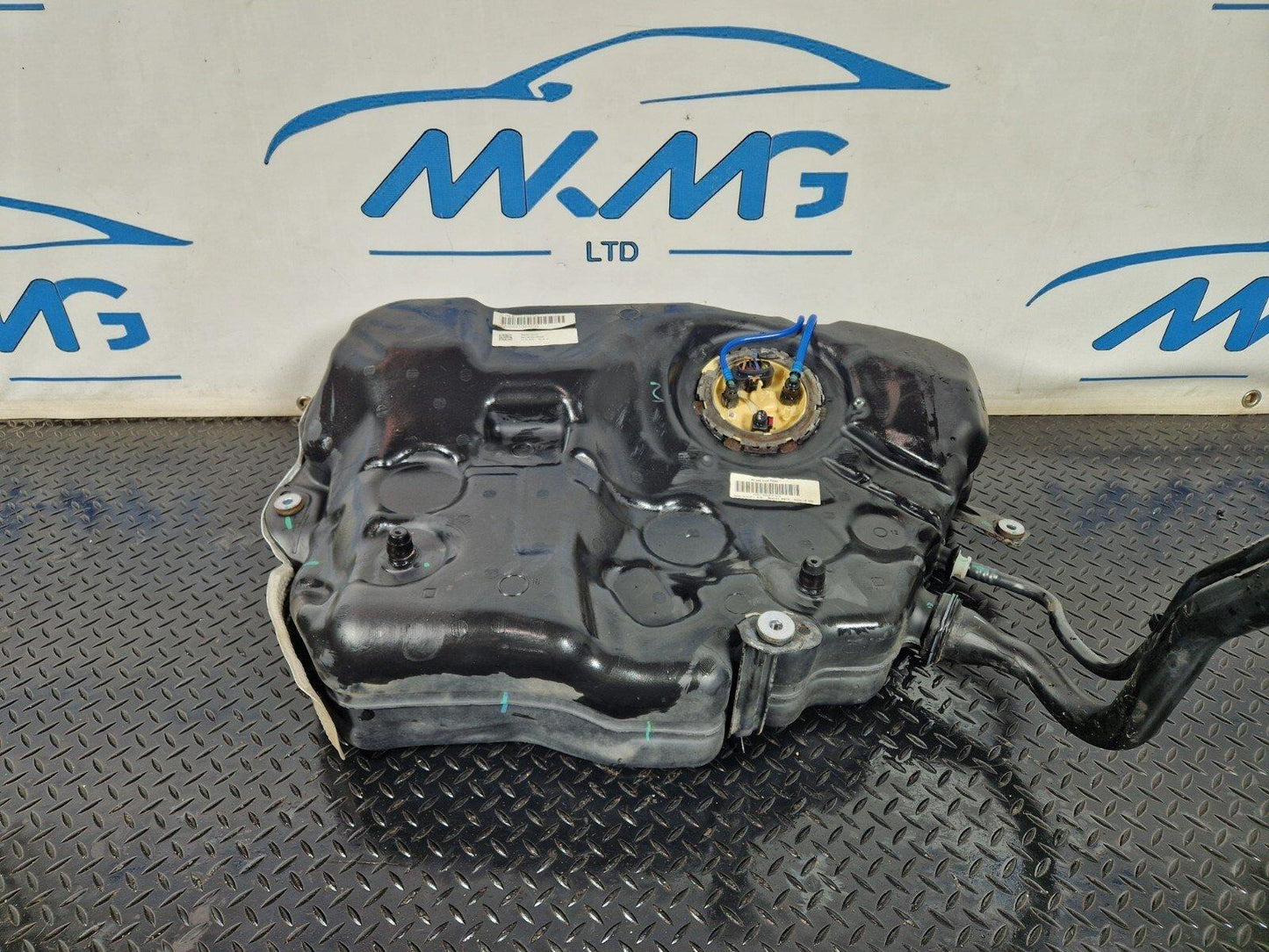 16-19 AUDI A4 B9 DIESEL FUEL TANK WITH PUMP 8W0201021CG