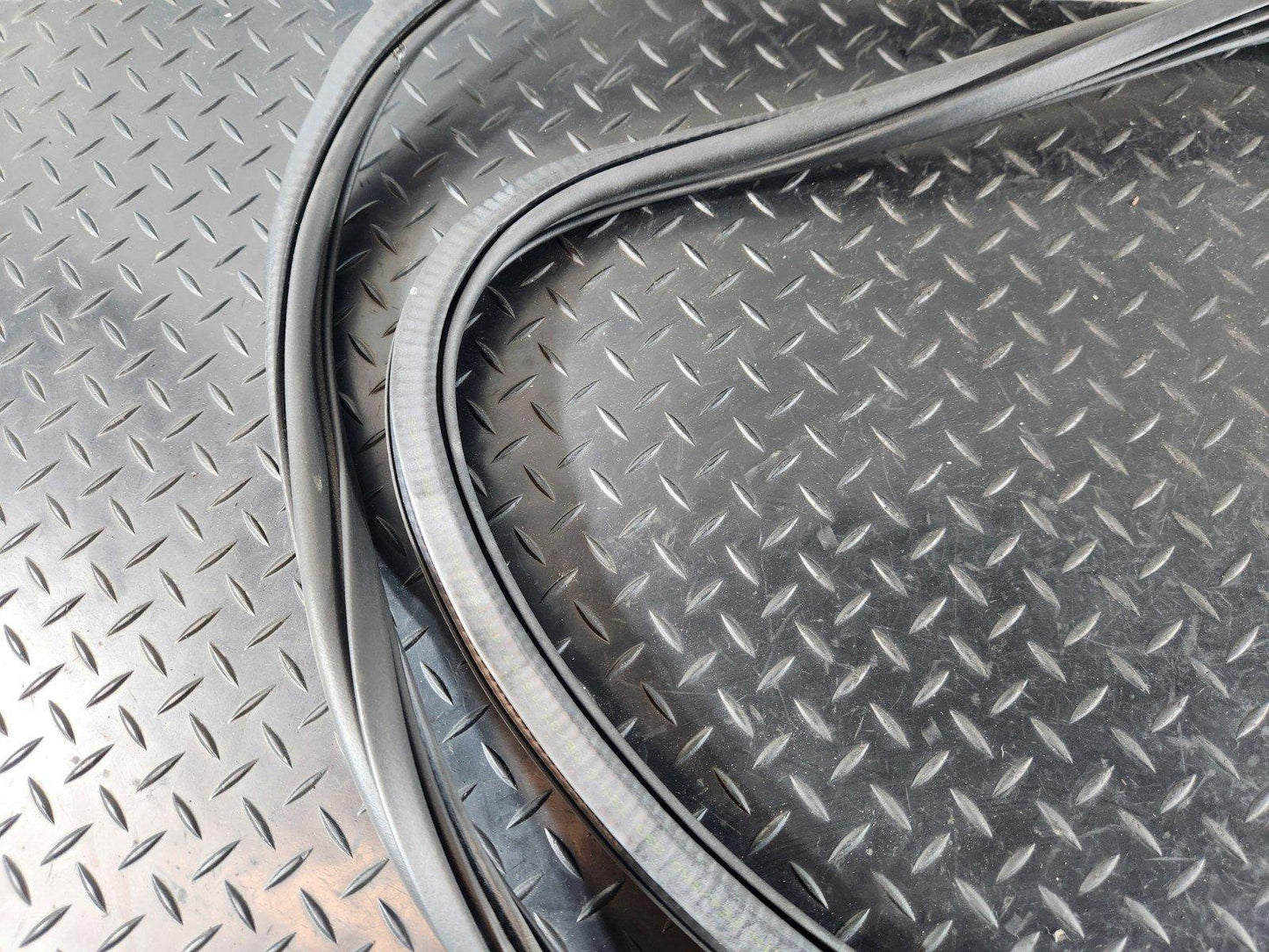16-20 AUDI Q7 4M GENUINE REAR LEFT & RIGHT DOOR SEAL RUBBER STRIP 4M0833721C