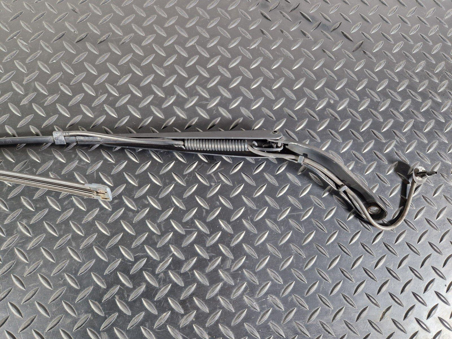 18-ON MERCEDES BENZ SPRINTER W907 W910 WIPER ARM RIGHT O/S A9108203400