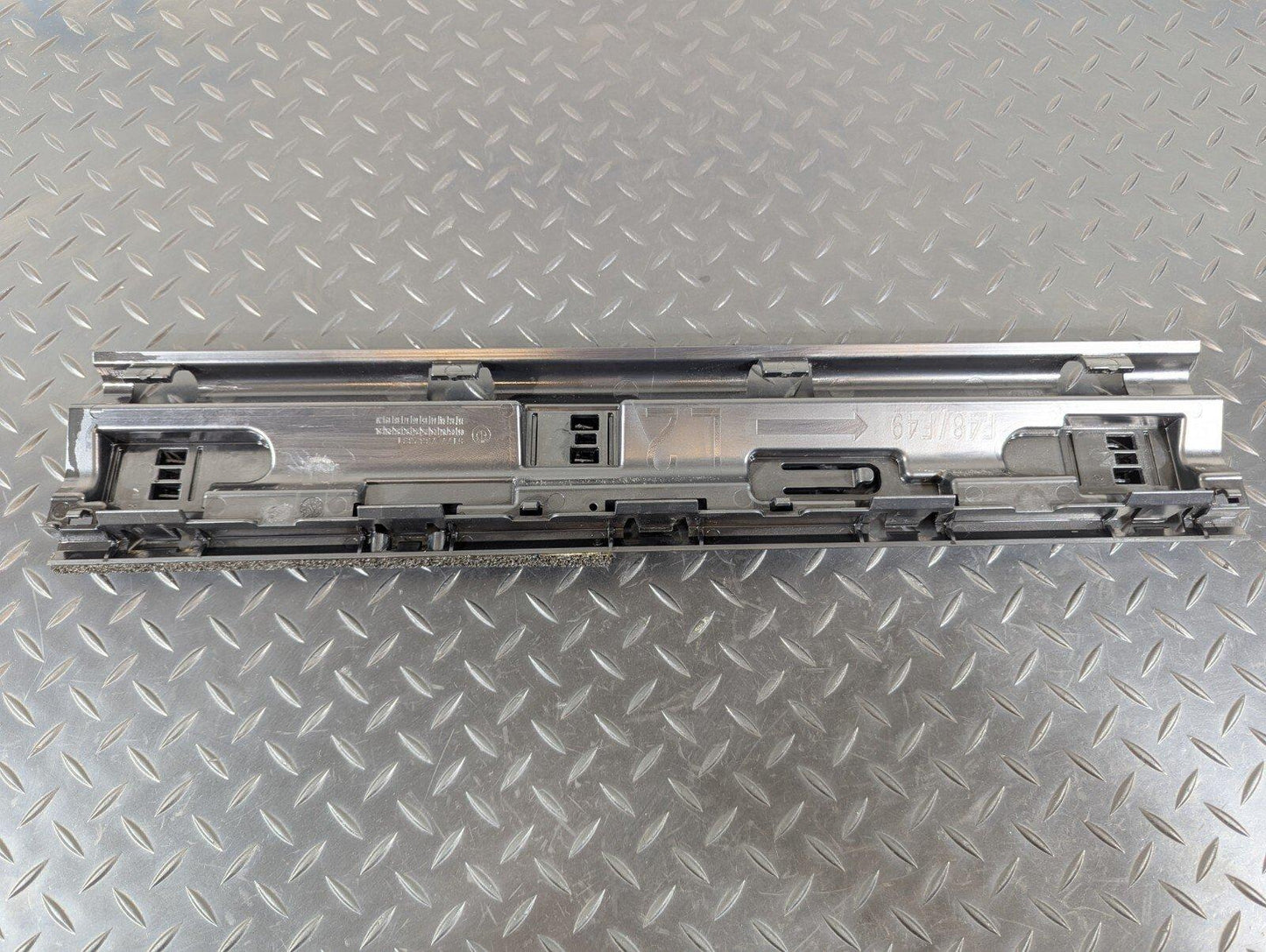 16-22 BMW X1 F48 LEFT SIDE CENTRE SKIRT MOUNTING BRACKET 7332331