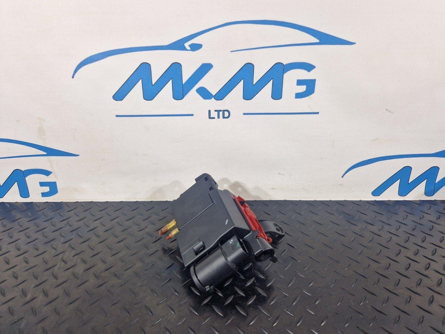 16-19 AUDI A4 B9 POSITIVE BATTERY POWER DISTRIBUTION BOX CONNECTOR 8W0941823
