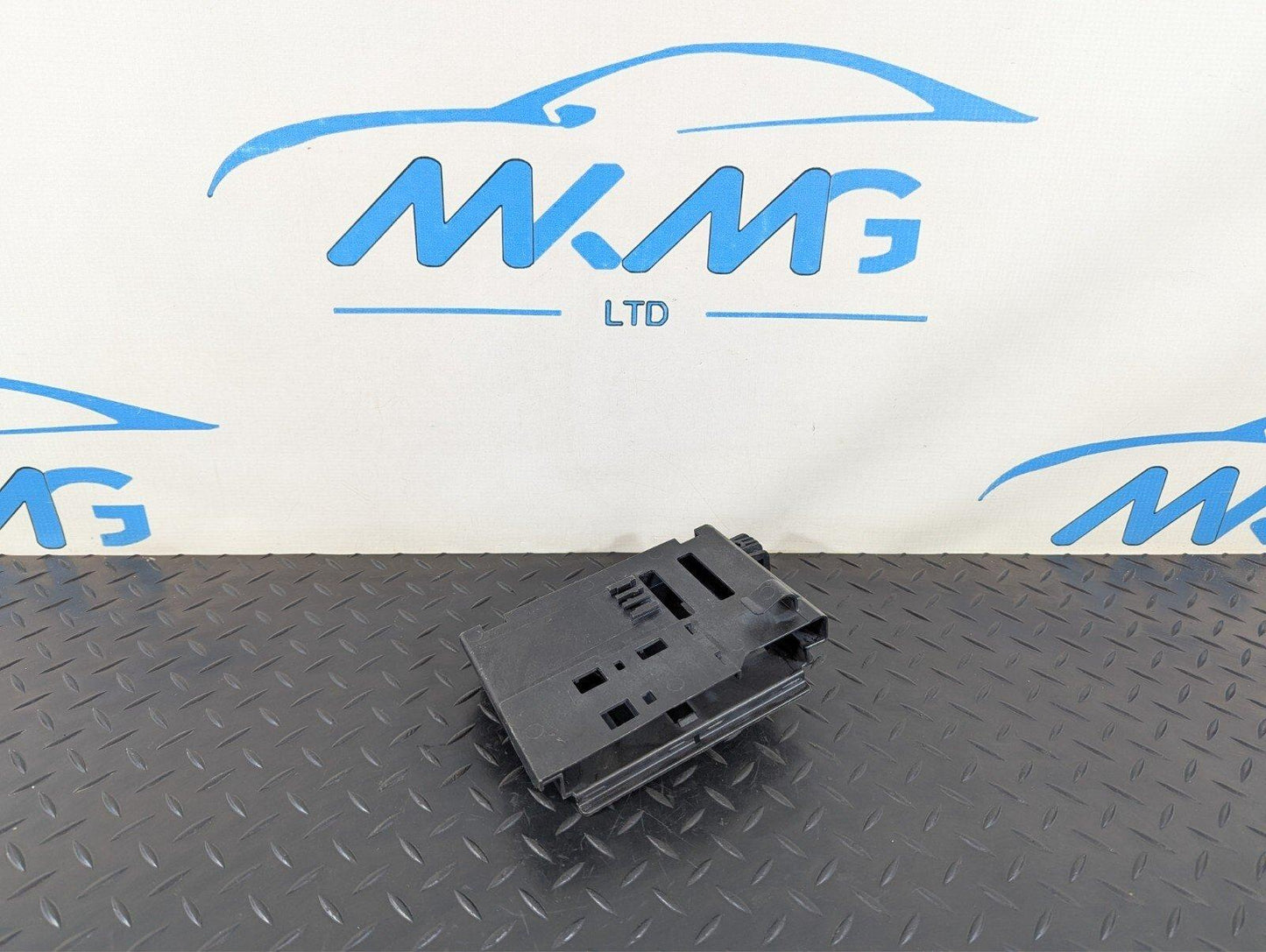 14-19 MERCEDES BENZ GLA X156 GEARBOX CONTROL MODULE BRACKET HOLDER A2465450500