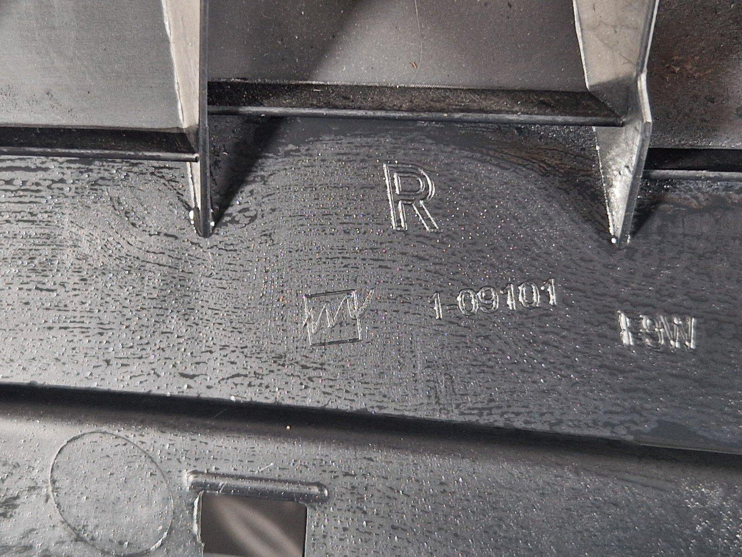 19-ON MERCEDES BENZ B CLASS W247 REAR RIGHT INNER DOOR SILL TRIM A2476909600