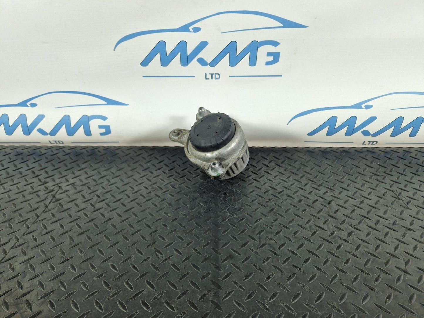 14-21 MERCEDES BENZ C300h W205  FRONT RIGHT DRIVER SIDE ENGINE MOUNT A2052406917