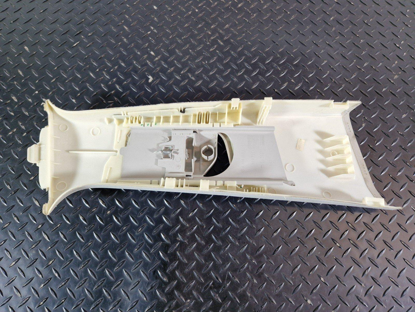 11-19 MERCEDES BENZ GLE ML W166  LEFT SIDE B-PILLAR TRIM COVER A1668680100