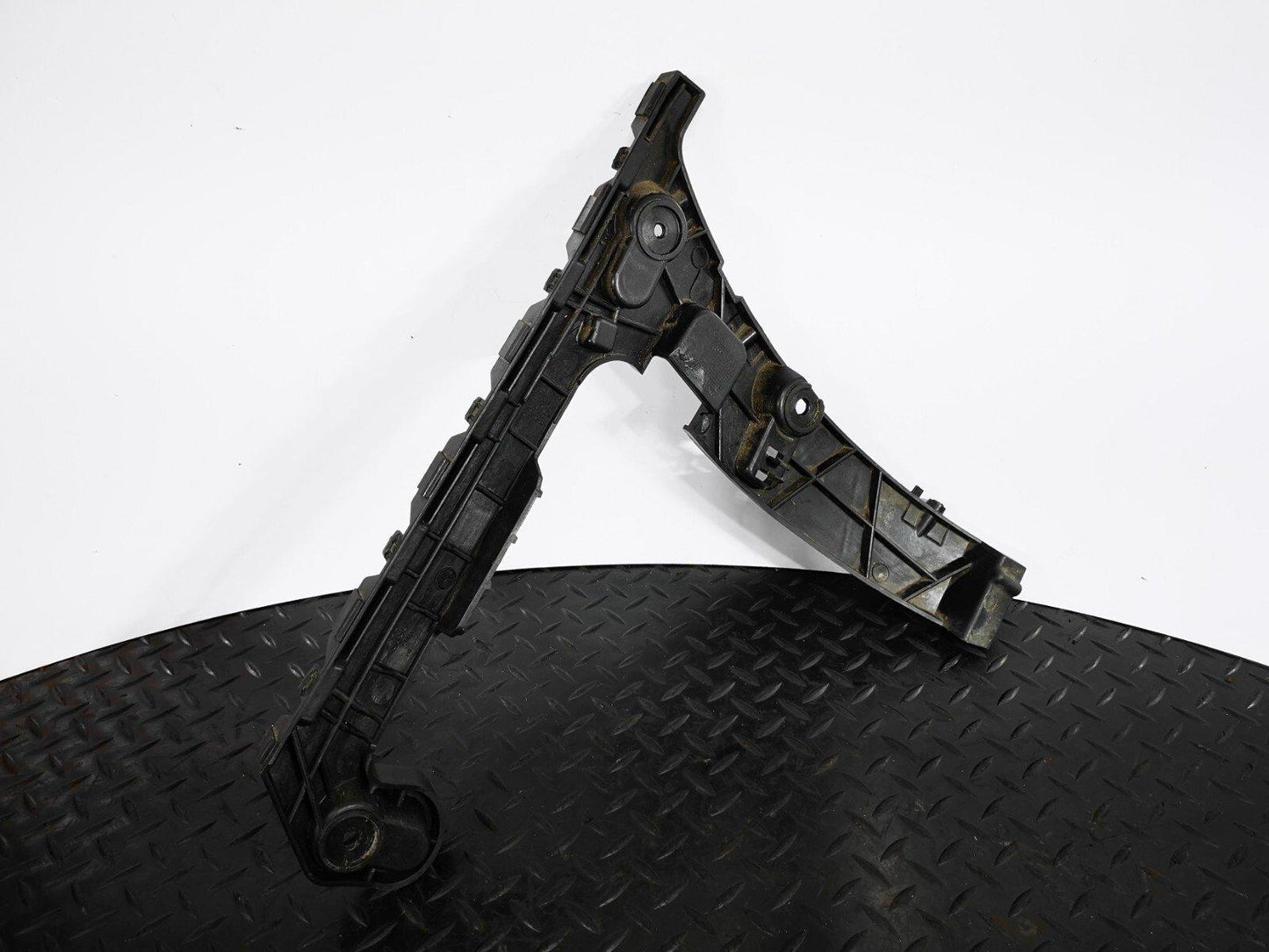 16-19 AUDI A4 B9 GENUINE V6 3.0TDI ESTATE REAR LEFT N/S BUMPER BRACKET 8W9807453