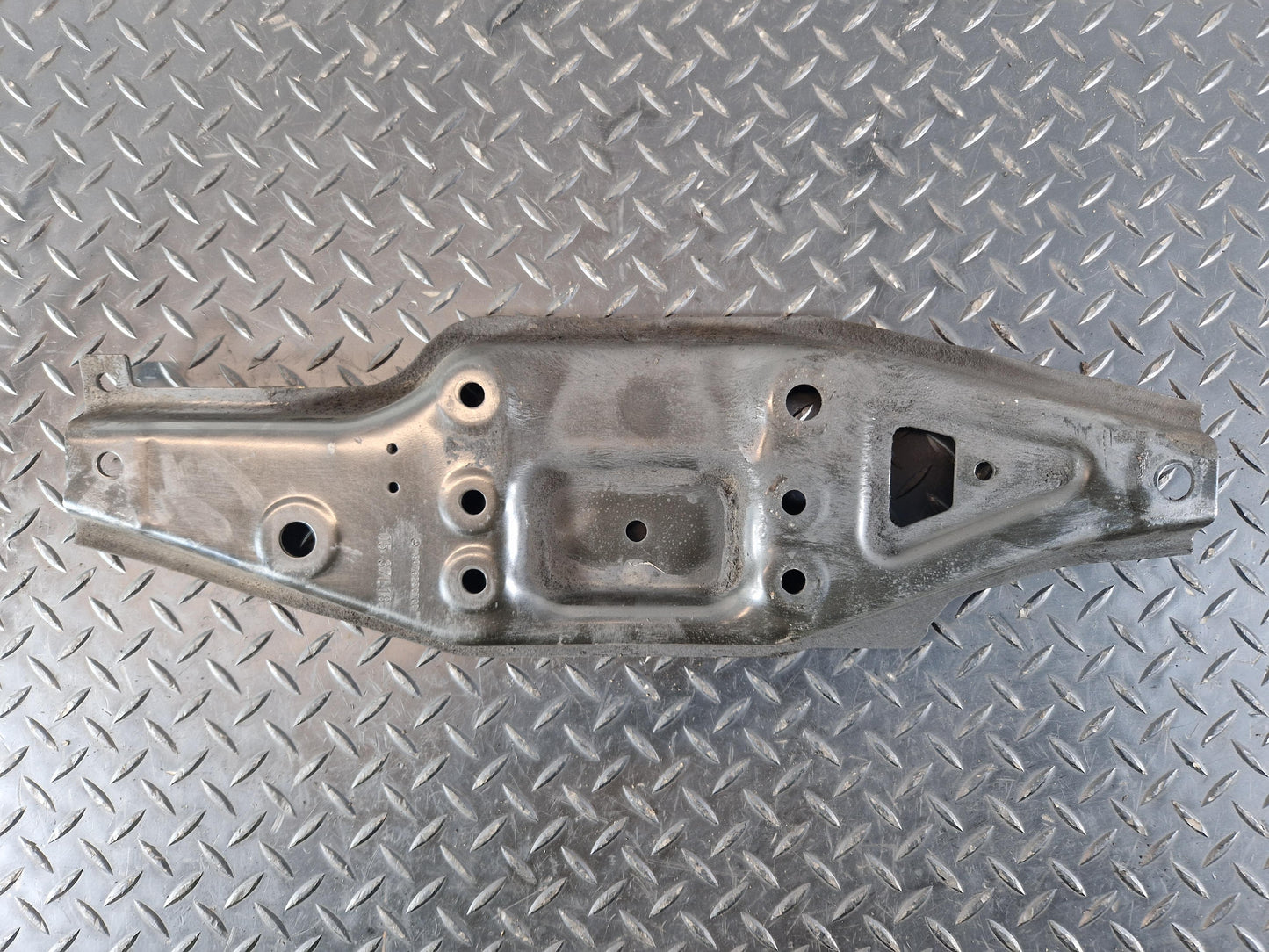 18-ON MERCEDES BENZ SPRINTER W907 FRONT BRACKET LEFT LOWER MOUNT A9076220700