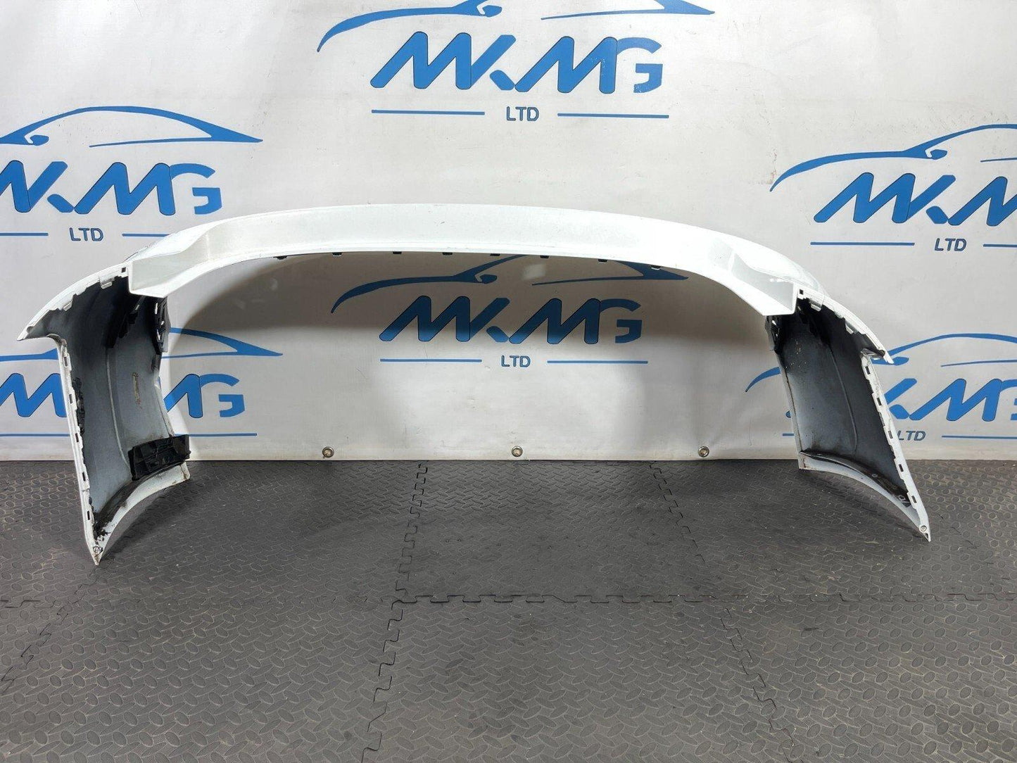 16-19 AUDI A4 B9 ULTRA SE GENUINE REAR BUMPER IN WHITE (DAMAGED)