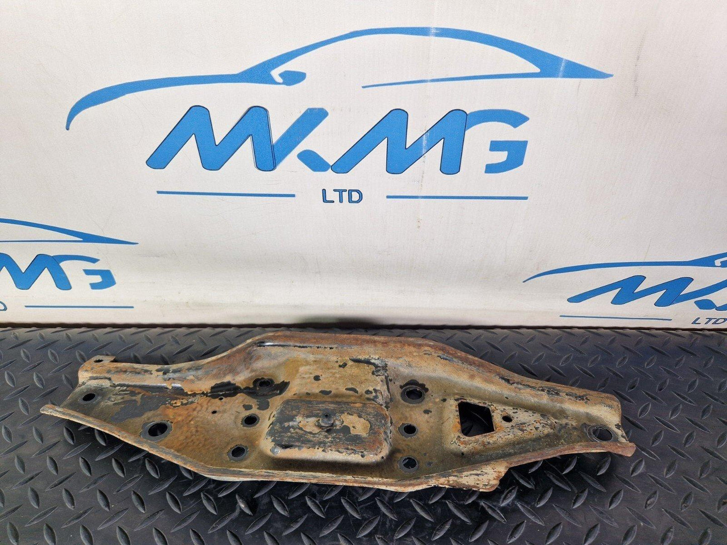 18-ON MERCEDES SPRINTER W907 FRONT BRACKET RIGHT LOWER MOUNT PLATE A9076220800