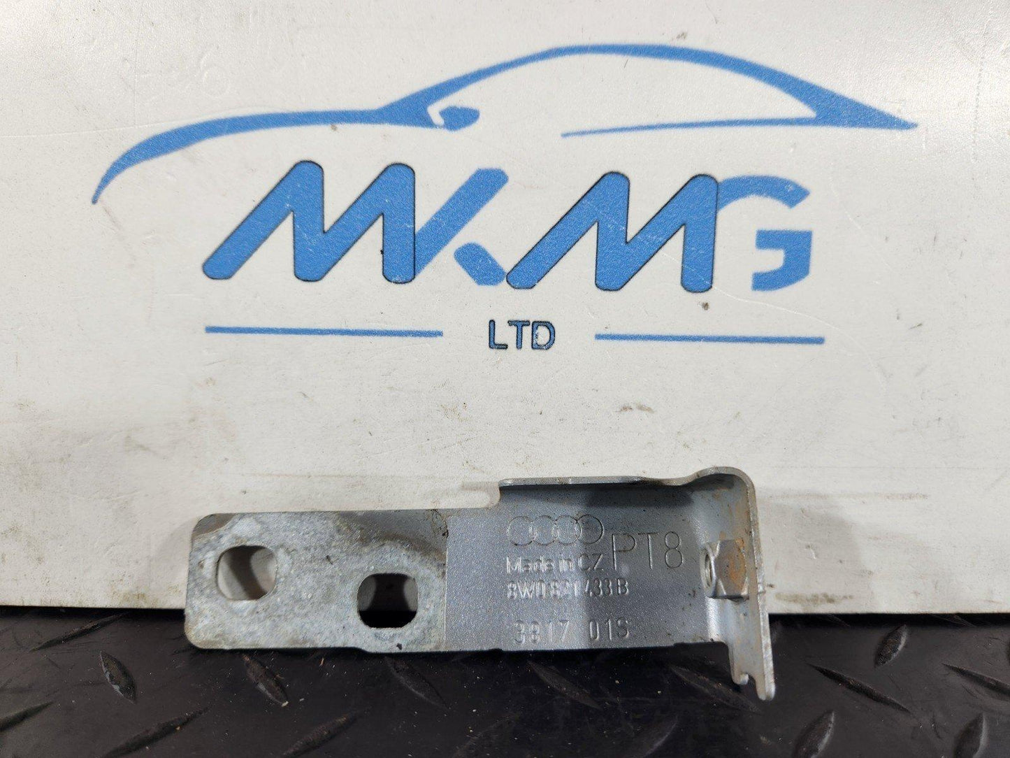 16-19 AUDI A4 B9 GENUINE FRONT LEFT PASSENGER SIDE WING BRACKET 8W0821433