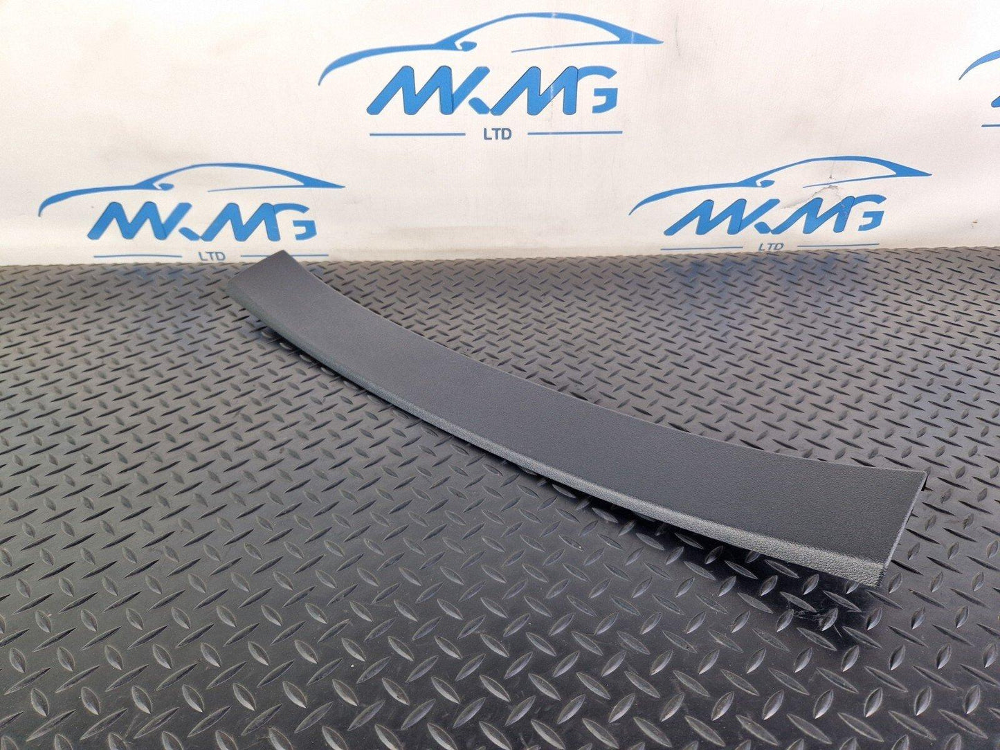 10-18 AUDI A7 4G S-LINE GENUINE CENTRE UPPER TAILGATE TRIM 4G8867606