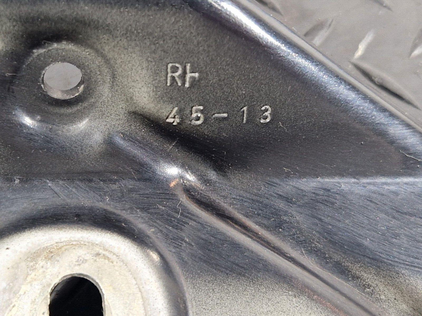 10-18 AUDI A7 4G S-LINE FRONT HOOD BONNET DRIVERS RIGHT SIDE HINGE 4G8823302D