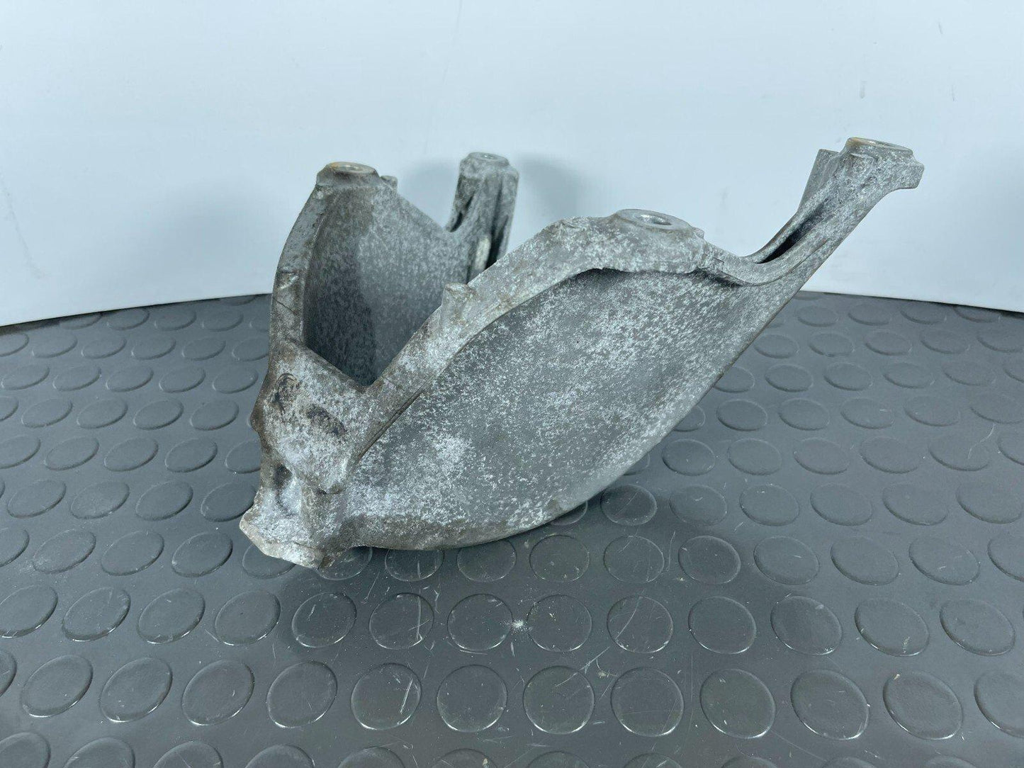 16-19 AUDI A4 B9 SALOON GENUINE 1.4 TFSI NS LEFT ENGINE MOUNT BRACKET 8W0199307F