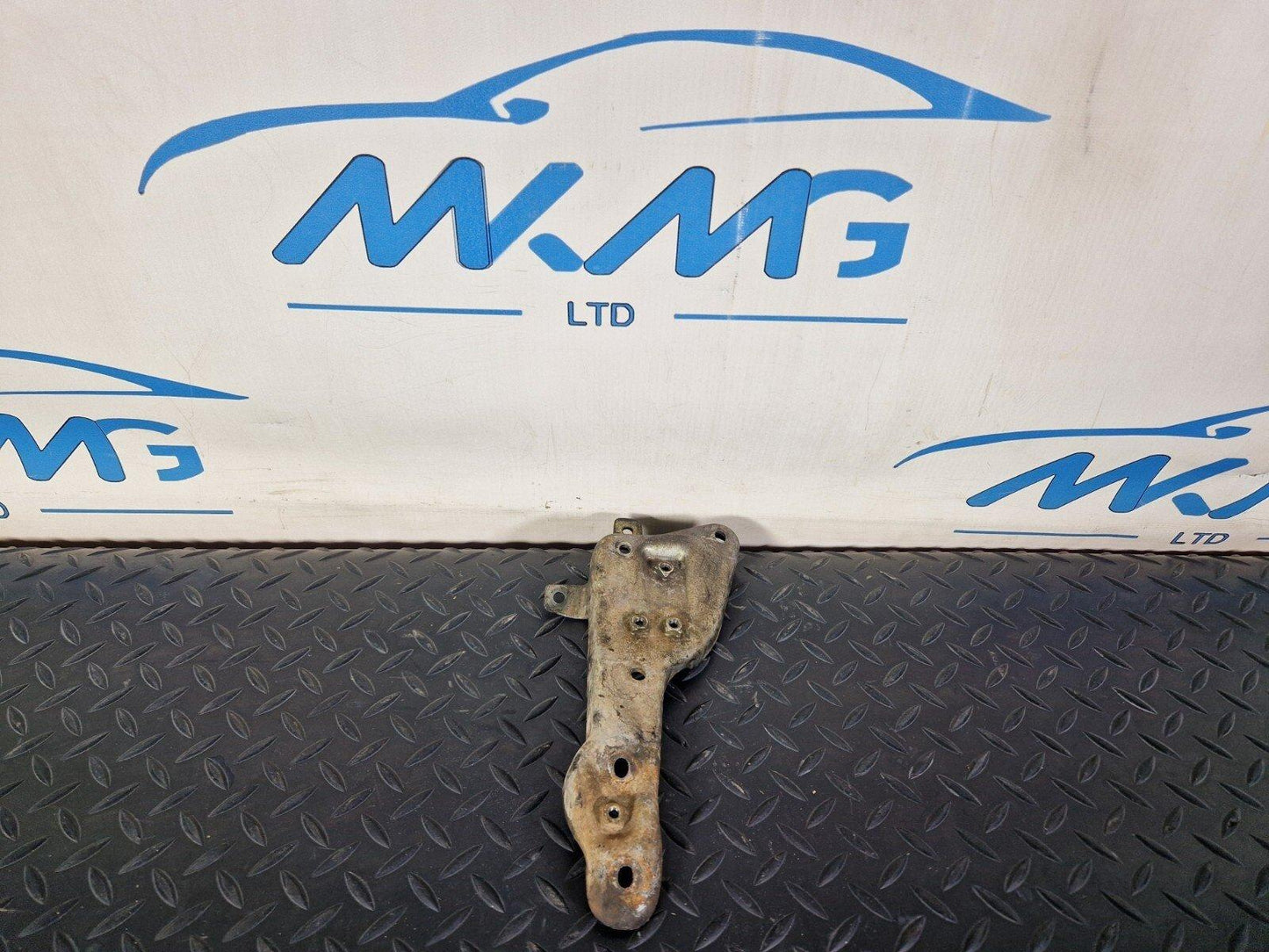 18-ON MERCEDES BENZ SPRINTER W907 OEM VALVE BRACKET A6511400200