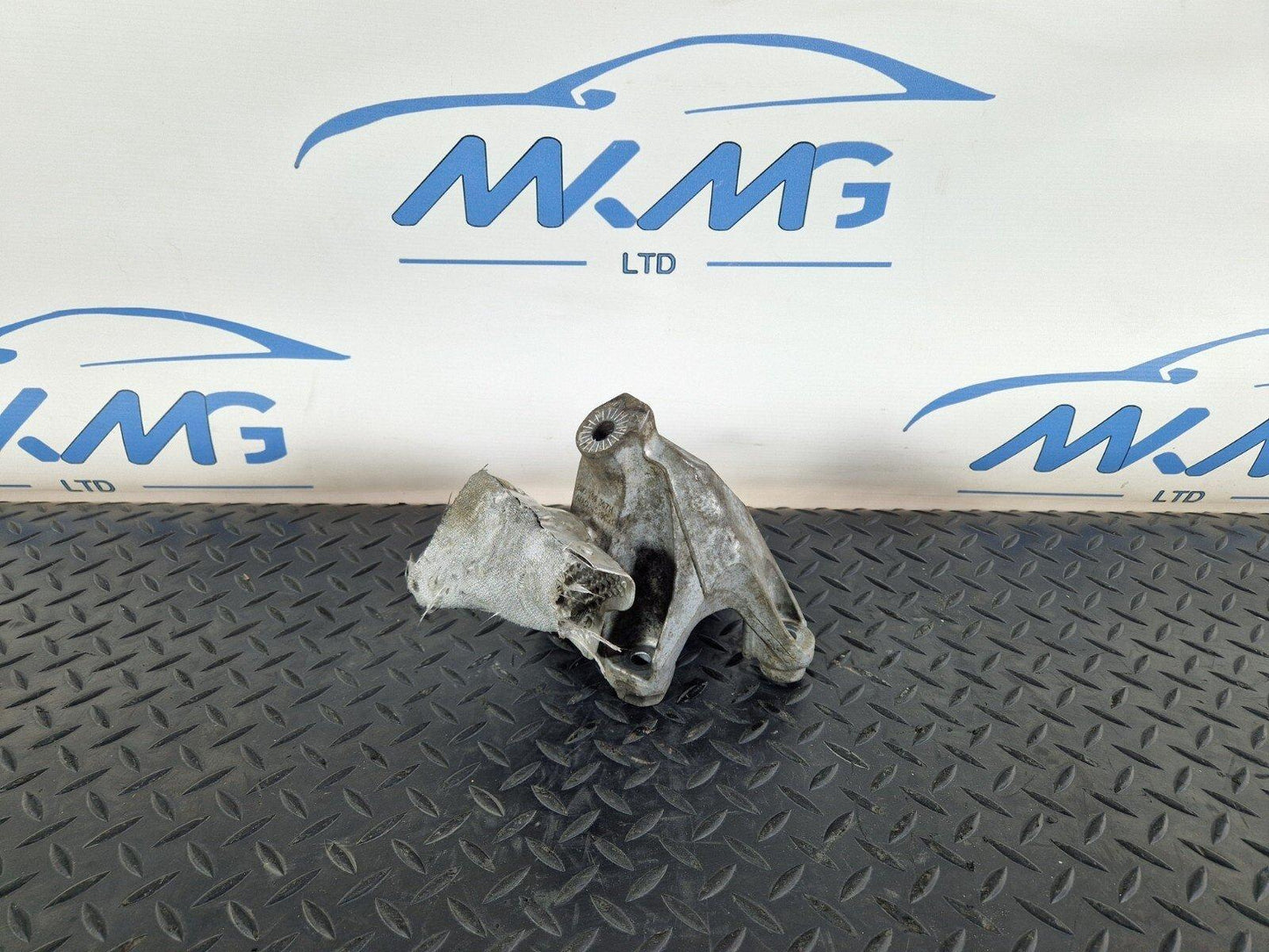 16-19 AUDI A4 AVANT B9 GENUINE LEFT ENGINE MOUNT BRACKET 8W0199307H