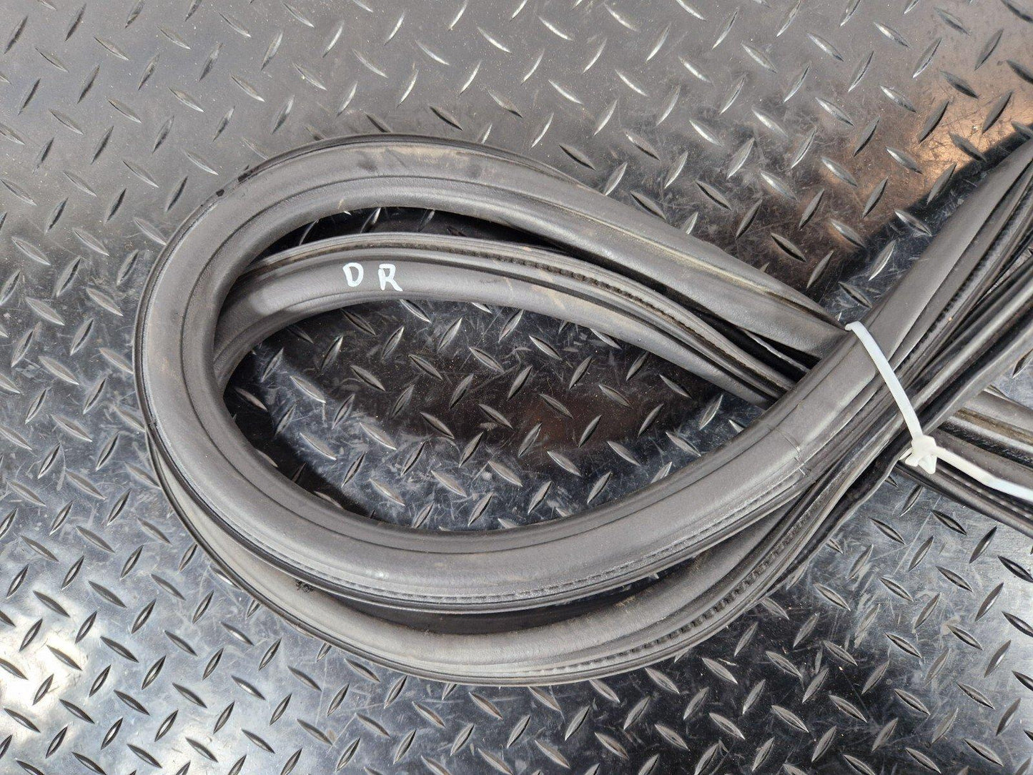 16-19 AUDI A4 B9 AVANT GENUINE LEFT SIDE REAR DOOR RUBBER SEAL 8W9833721