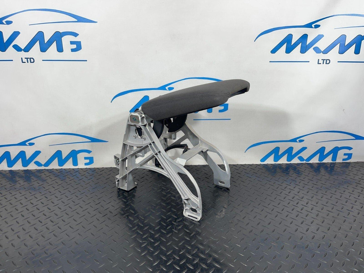 16-19 AUDI A4 B9 SALOON GENUINE 1.4 TFSI CENTER CONSOLE ARMREST 8W0864283A