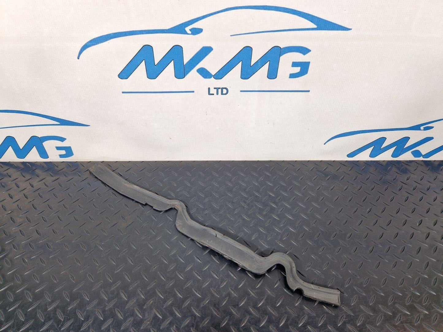 12-18 AUDI A6 C7 FRONT LEFT DRIVER FENDER UPPER SEAL STRIP  4G0823731