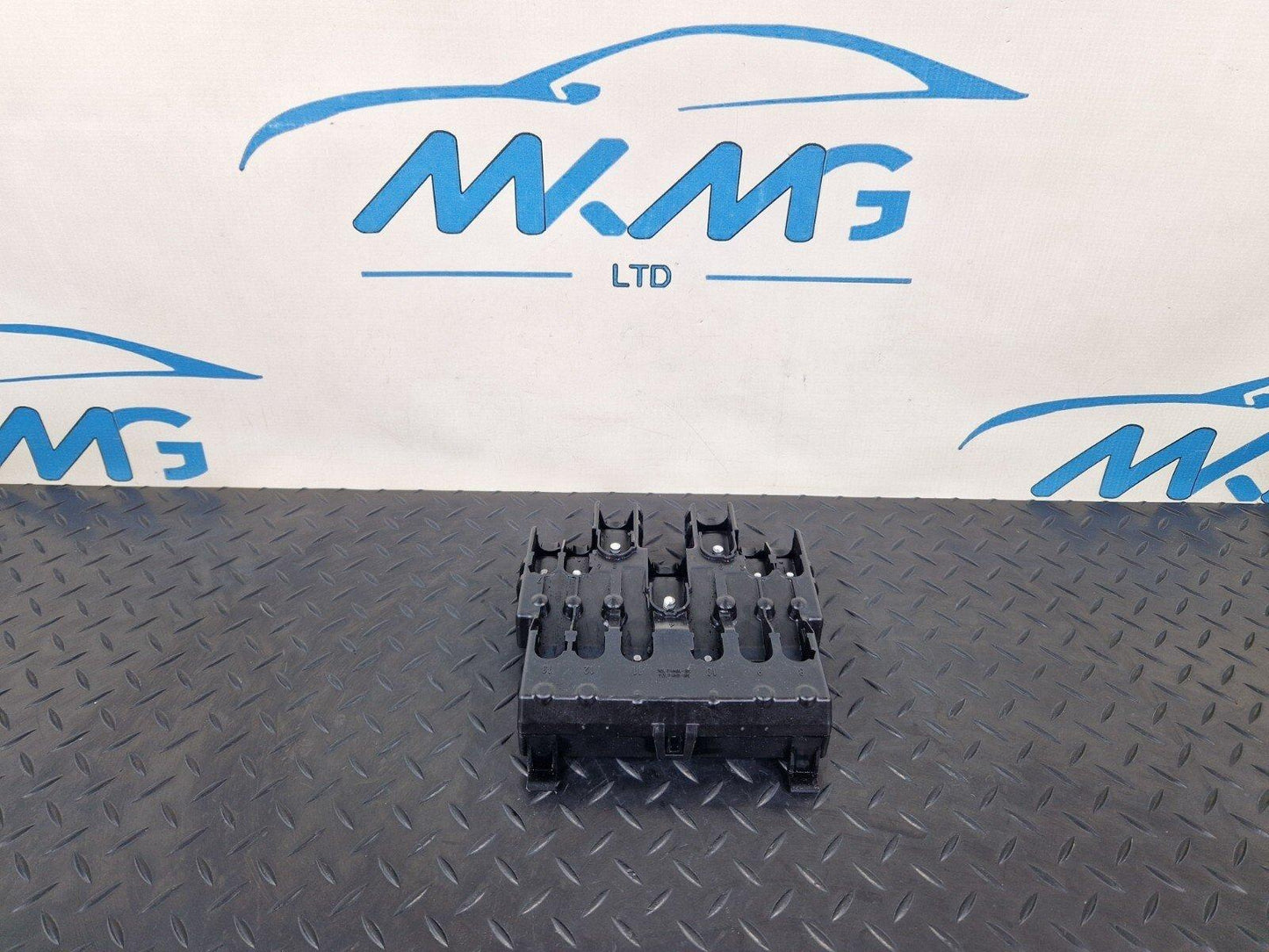 18-ON MERCEDES BENZ SPRINTER  W907 BATTERY TERMINAL FUSE BOX A9075401805