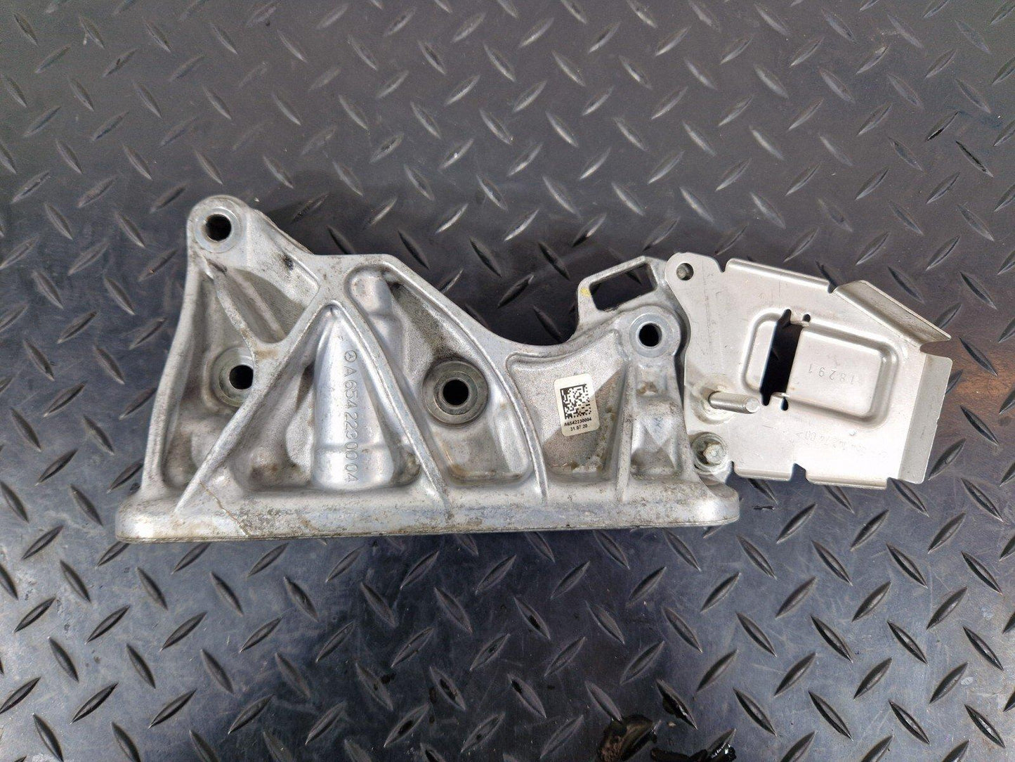 19-ON MERCEDES BENZ B CLASS W247  ENGINE CARRIER BRACKET A6542230004