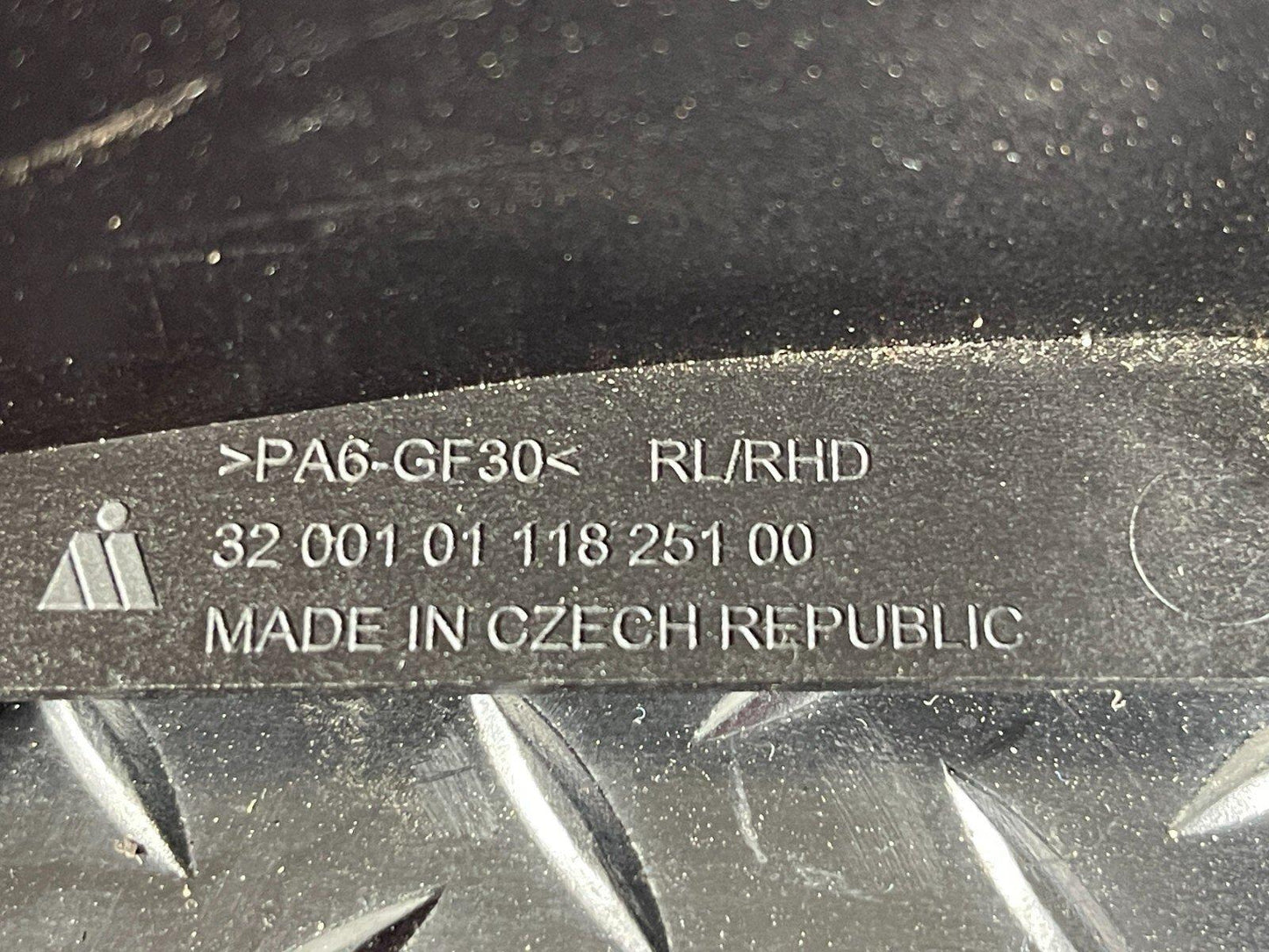 16-19 AUDI A4 B9 GENUINE GEAR SHIFTING MECHANISM MOUNTING FRAME 8W2863531